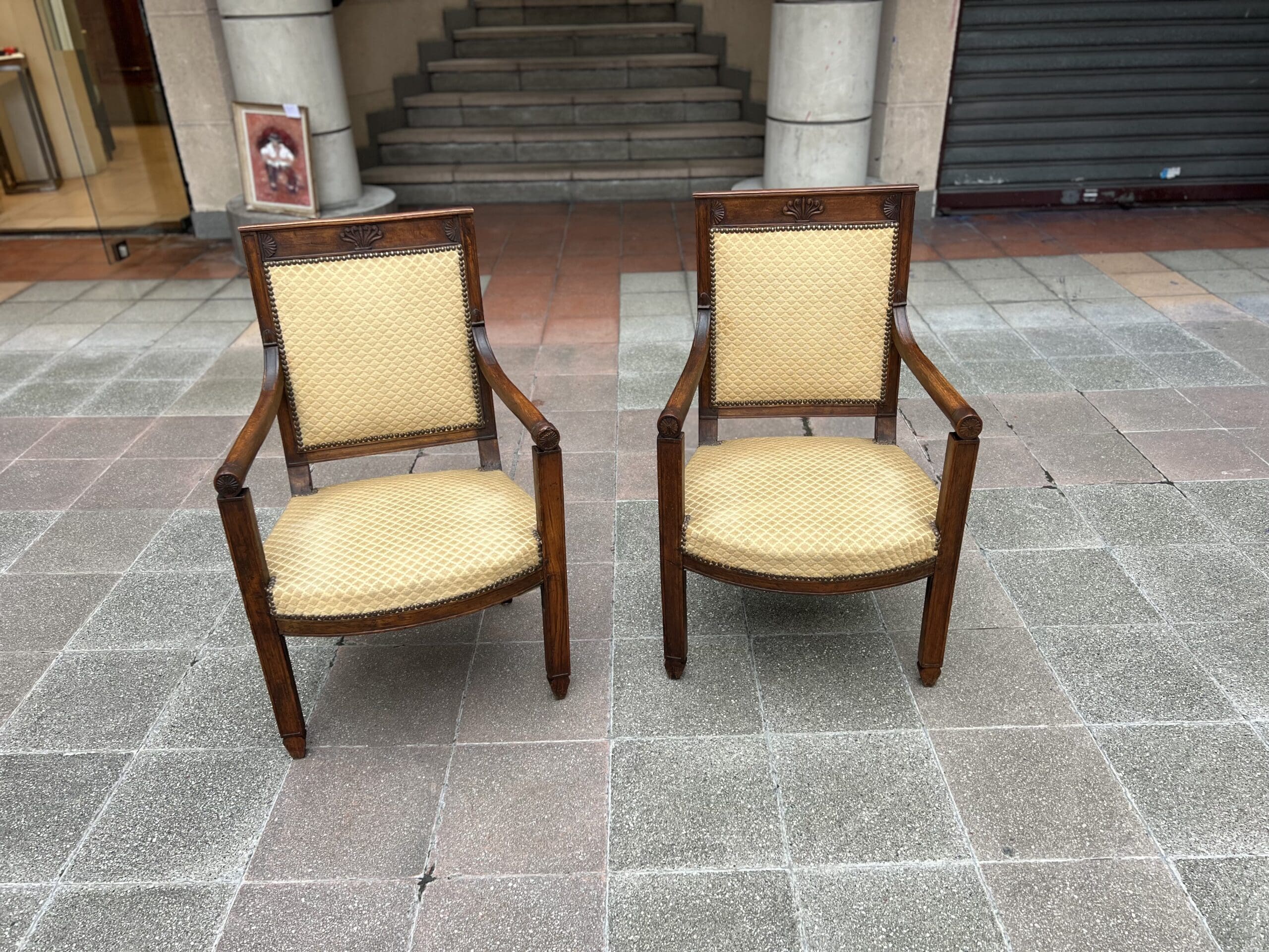 Paire de fauteuils Directoire en bois massif et tissu damassé doré – XVIIIe siècle