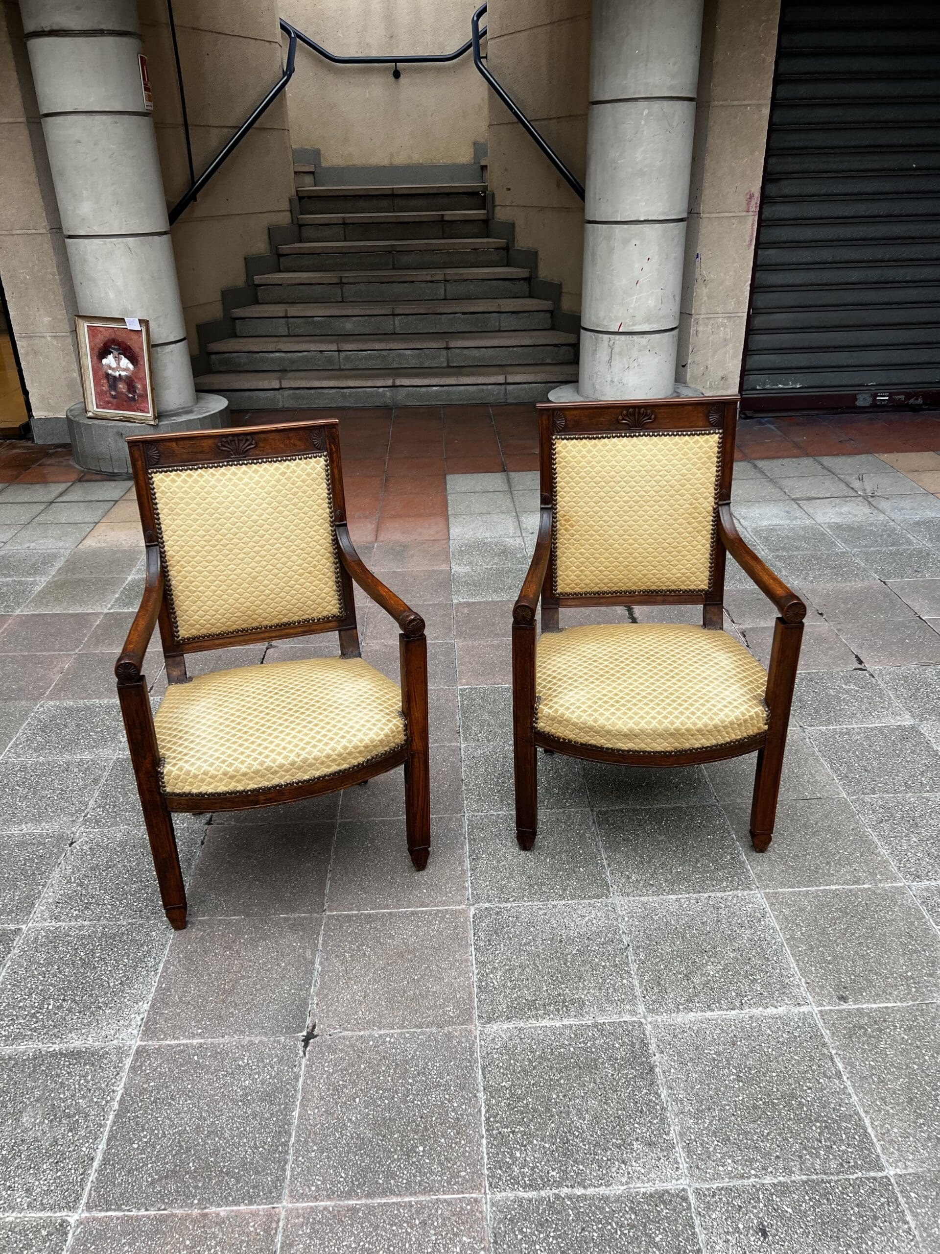 Paire de fauteuils Directoire en bois massif et tissu damassé doré – XVIIIe siècle