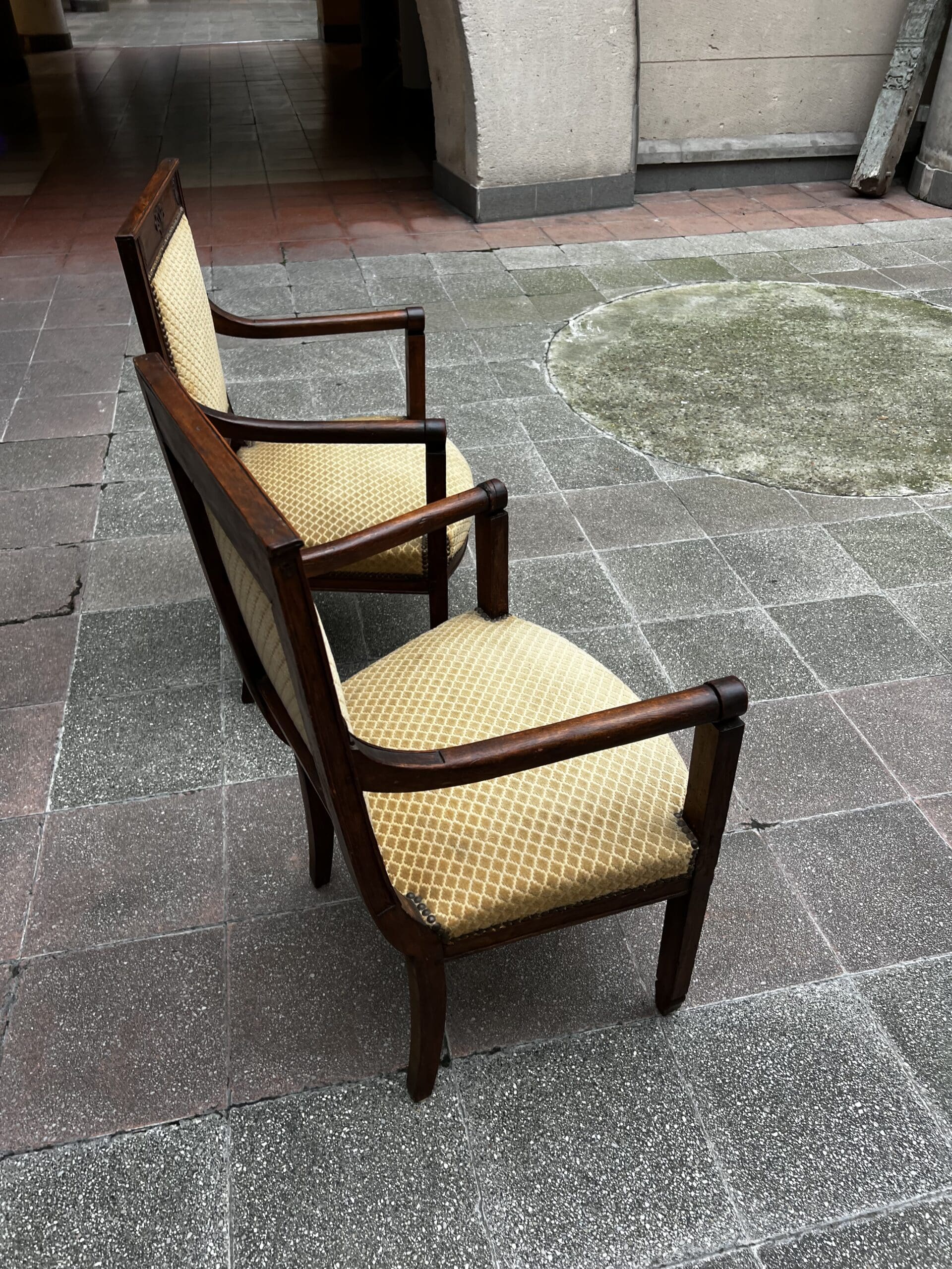 Paire de fauteuils Directoire en bois massif et tissu damassé doré – XVIIIe siècle
