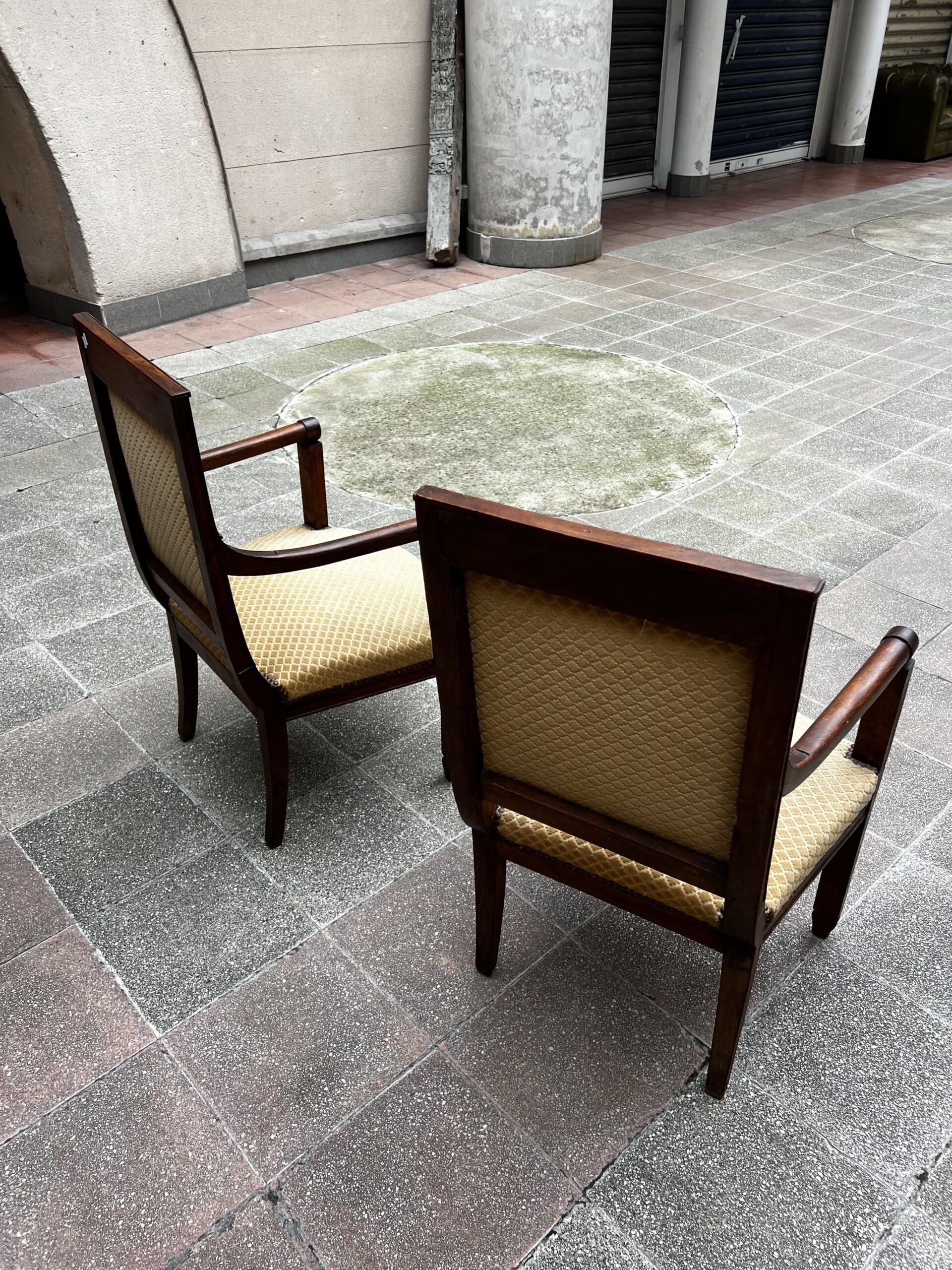 Paire de fauteuils Directoire en bois massif et tissu damassé doré – XVIIIe siècle