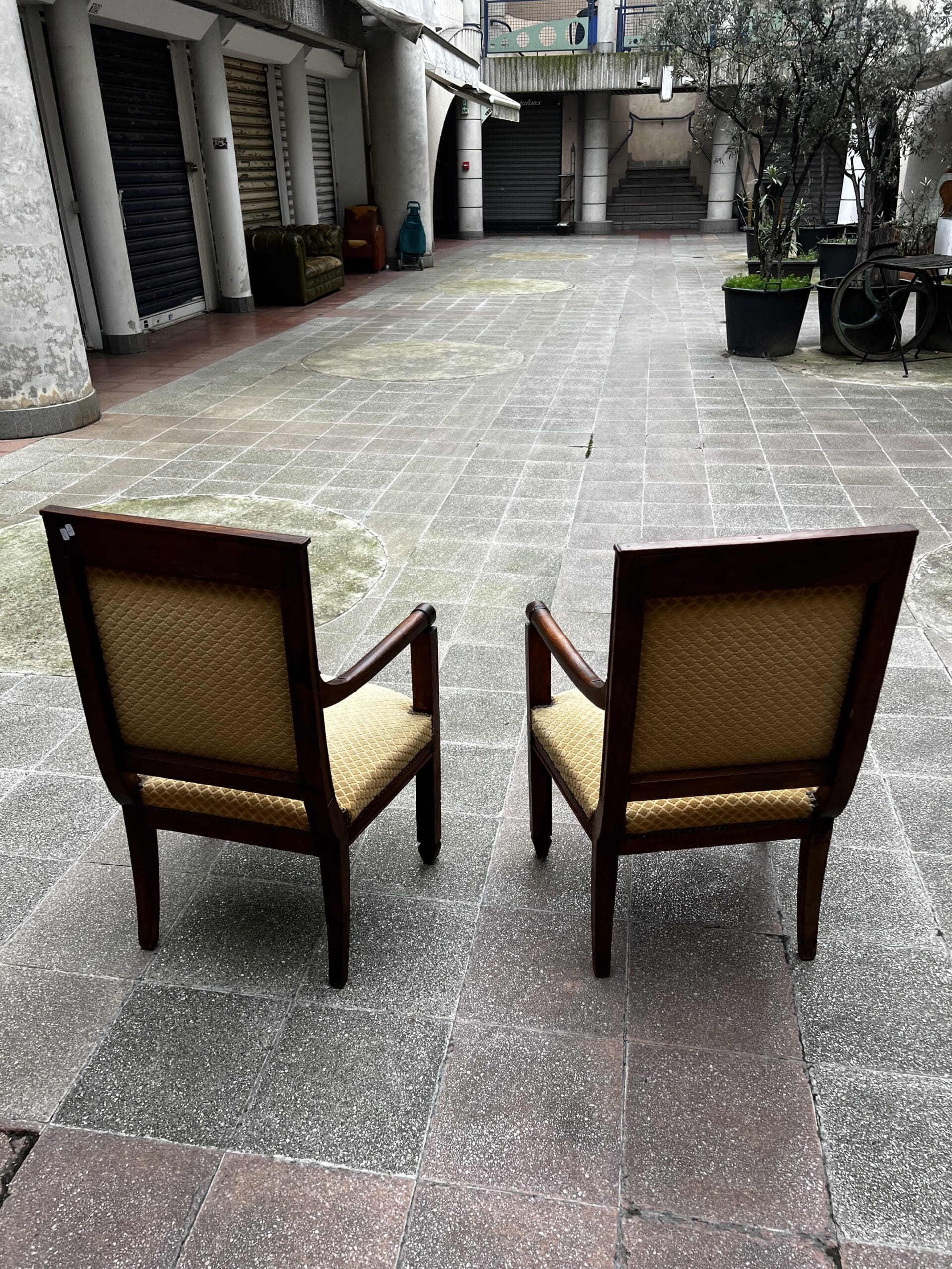 Paire de fauteuils Directoire en bois massif et tissu damassé doré – XVIIIe siècle