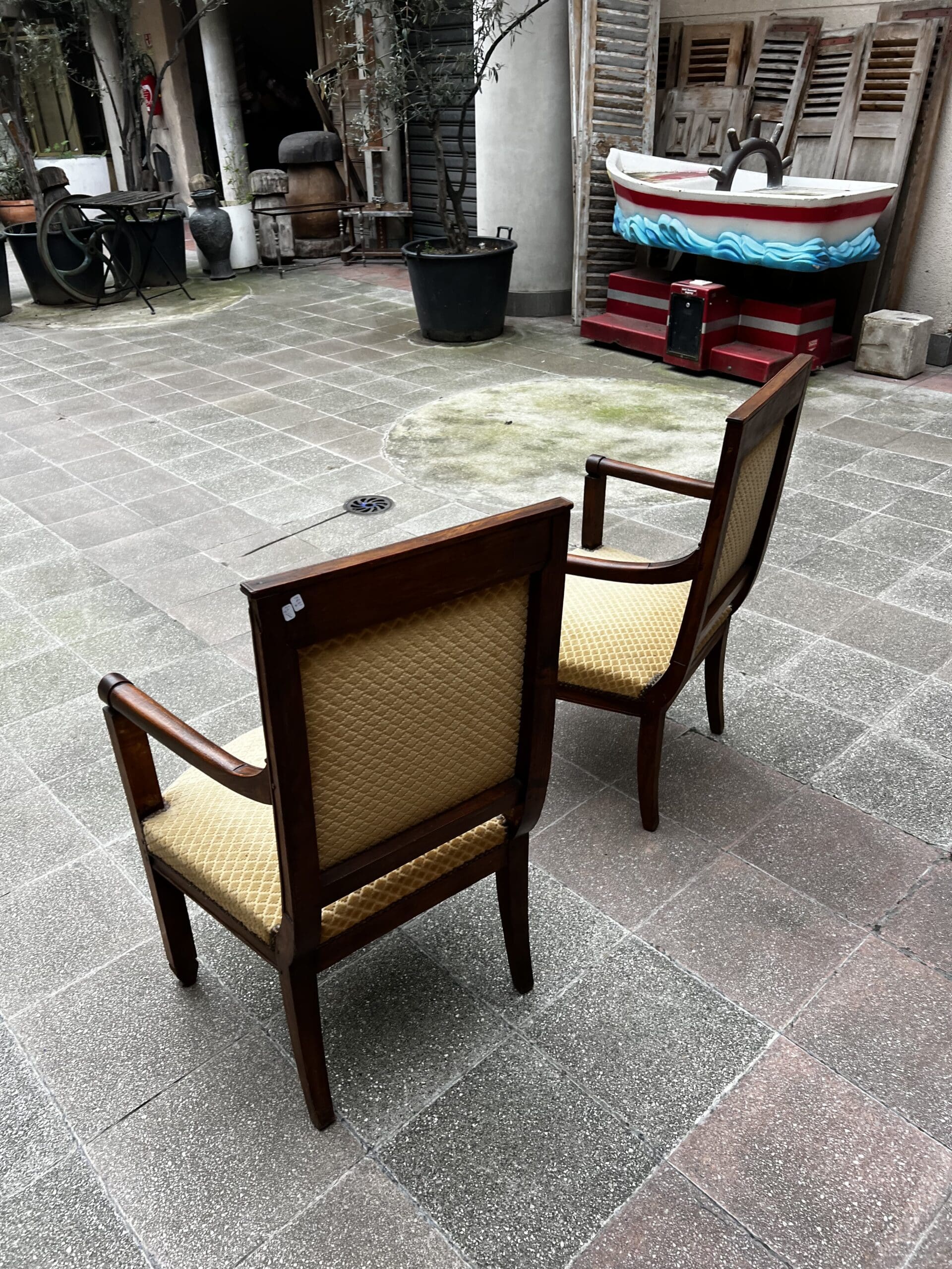 Paire de fauteuils Directoire en bois massif et tissu damassé doré – XVIIIe siècle