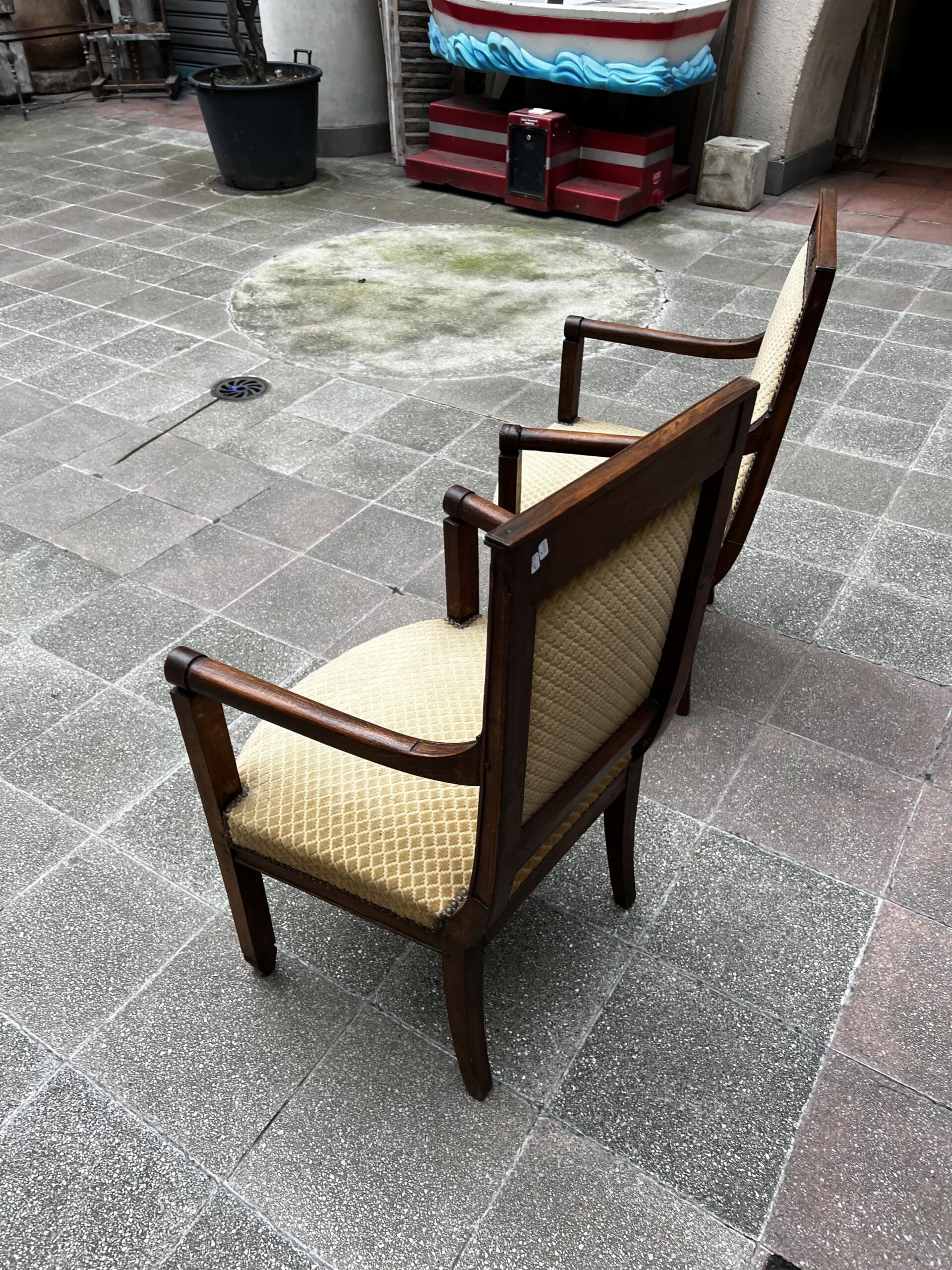 Paire de fauteuils Directoire en bois massif et tissu damassé doré – XVIIIe siècle