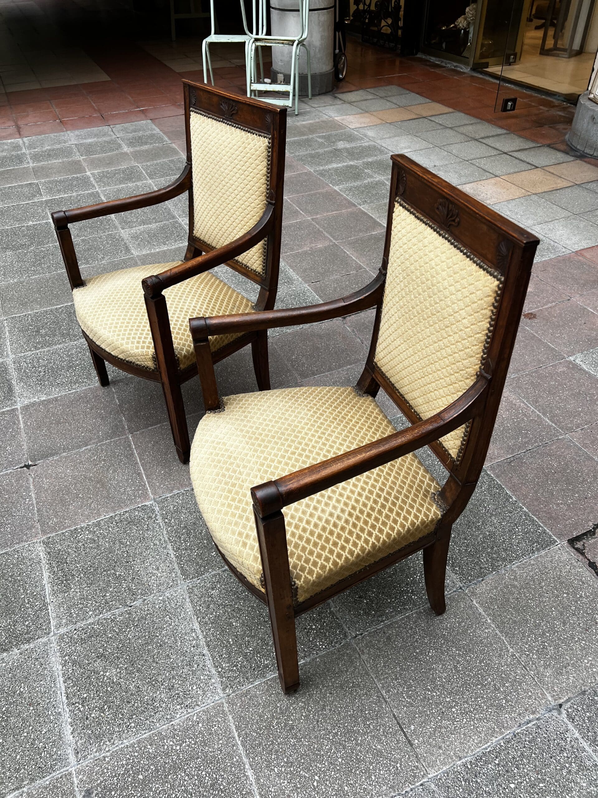 Paire de fauteuils Directoire en bois massif et tissu damassé doré – XVIIIe siècle