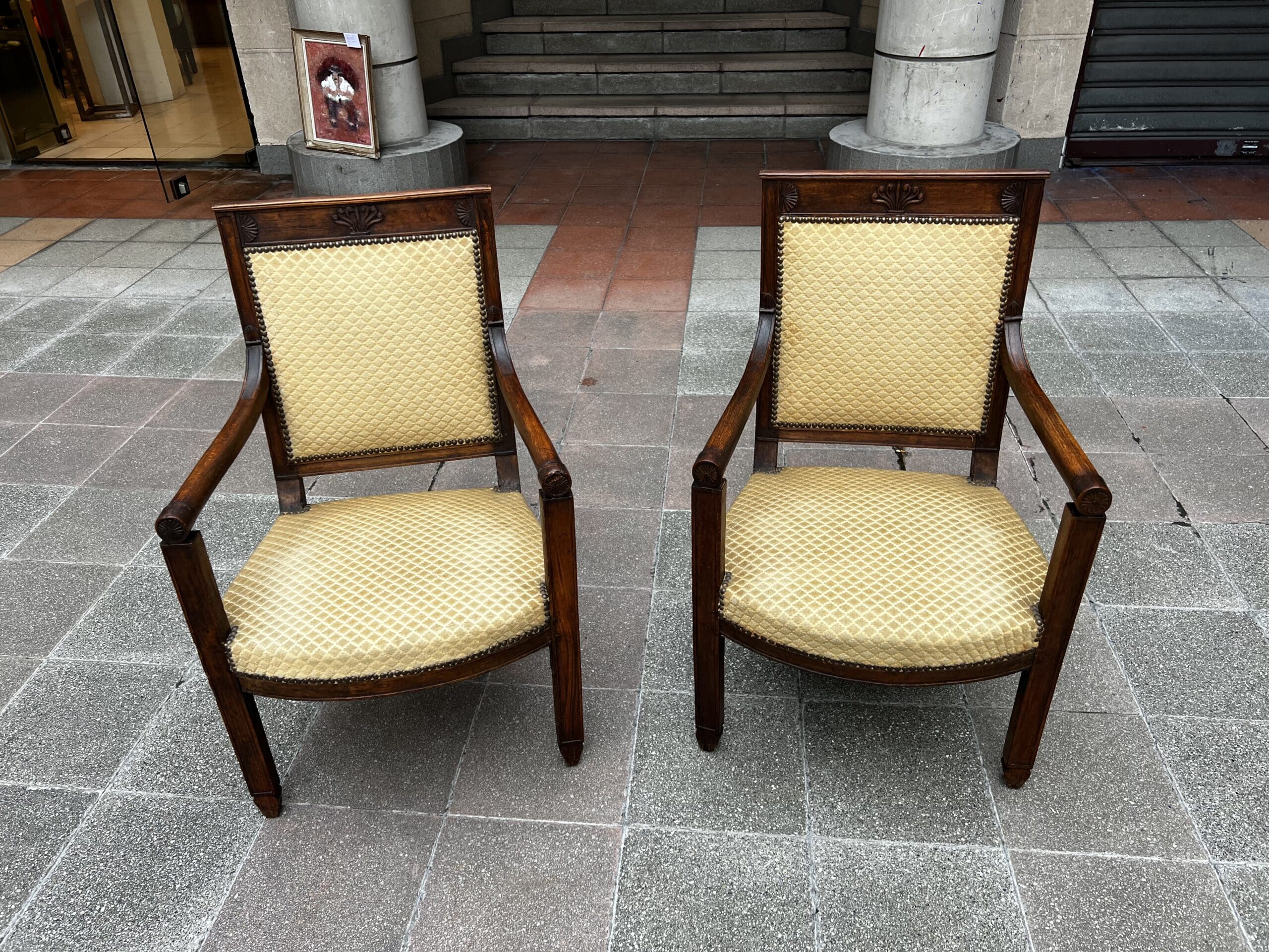 Paire de fauteuils Directoire en bois massif et tissu damassé doré – XVIIIe siècle