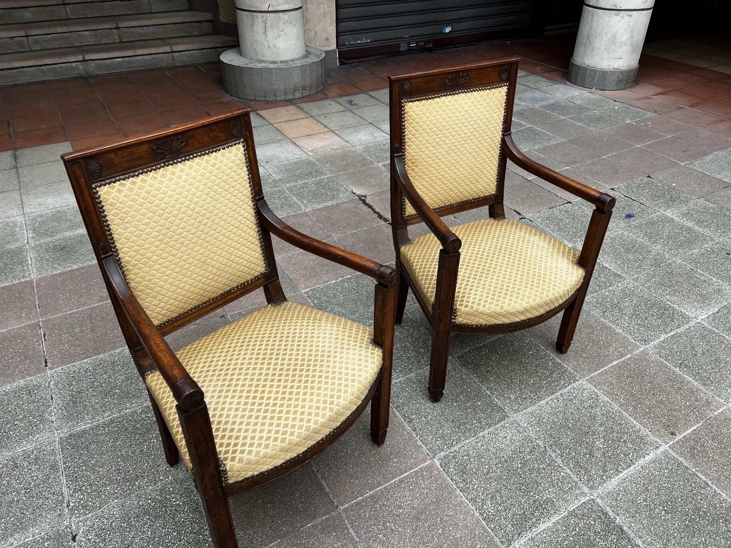 Paire de fauteuils Directoire en bois massif et tissu damassé doré – XVIIIe siècle