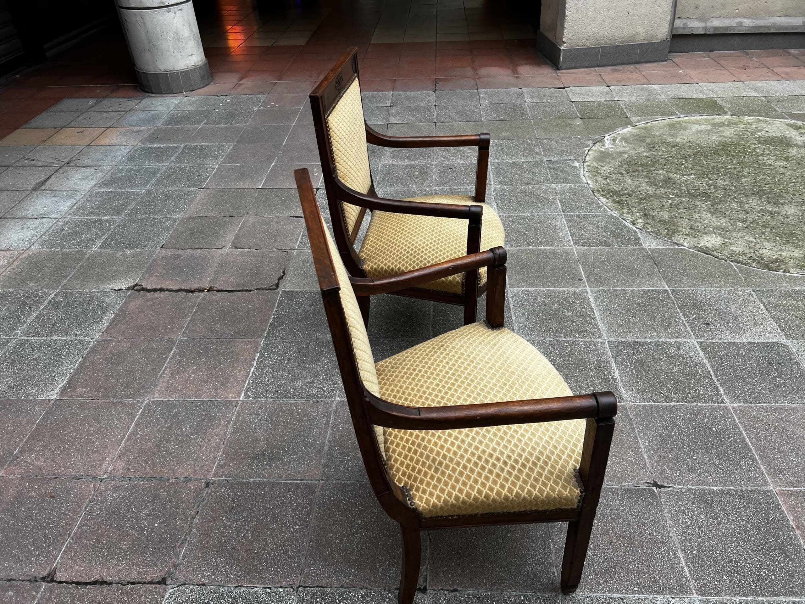 Paire de fauteuils Directoire en bois massif et tissu damassé doré – XVIIIe siècle