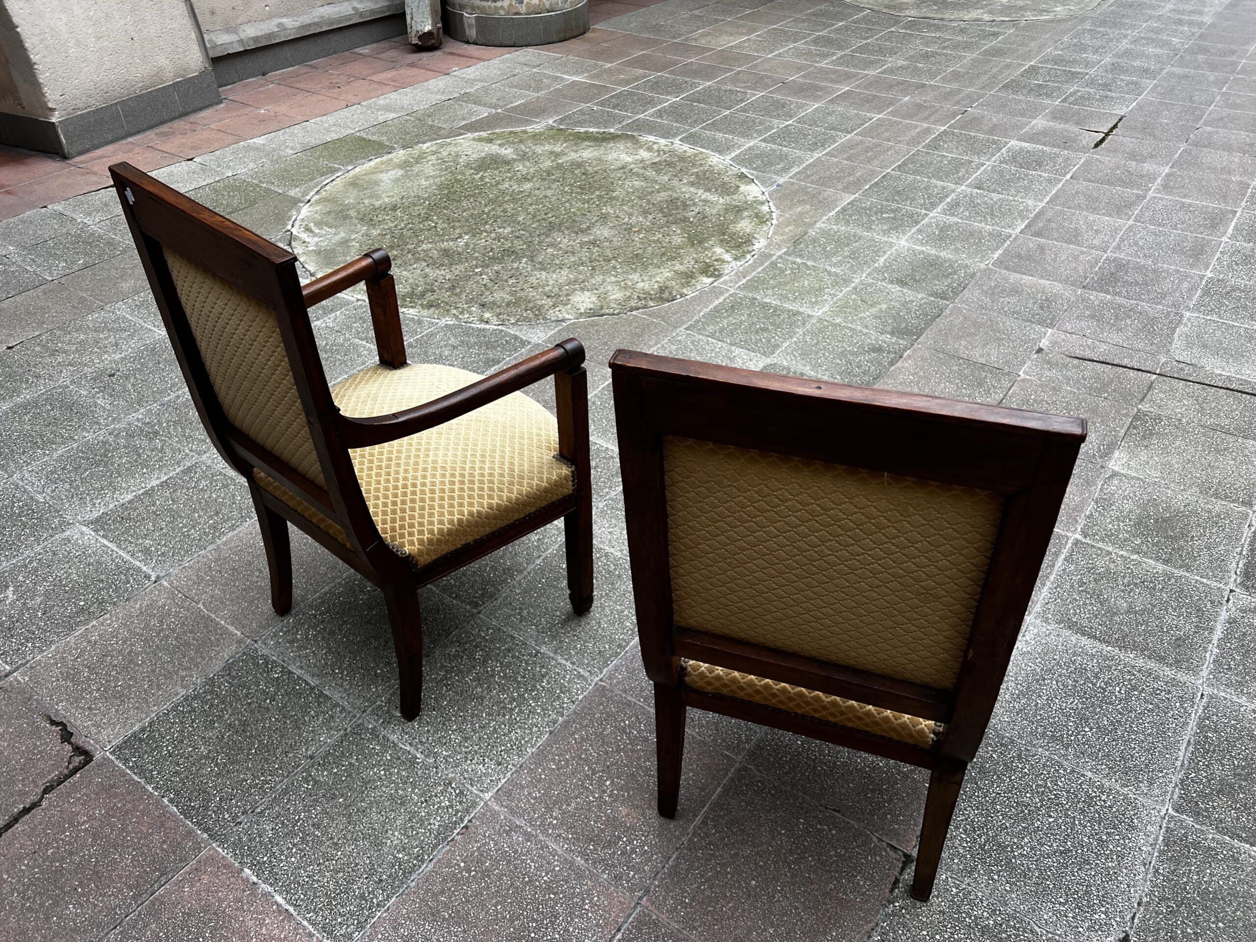 Paire de fauteuils Directoire en bois massif et tissu damassé doré – XVIIIe siècle
