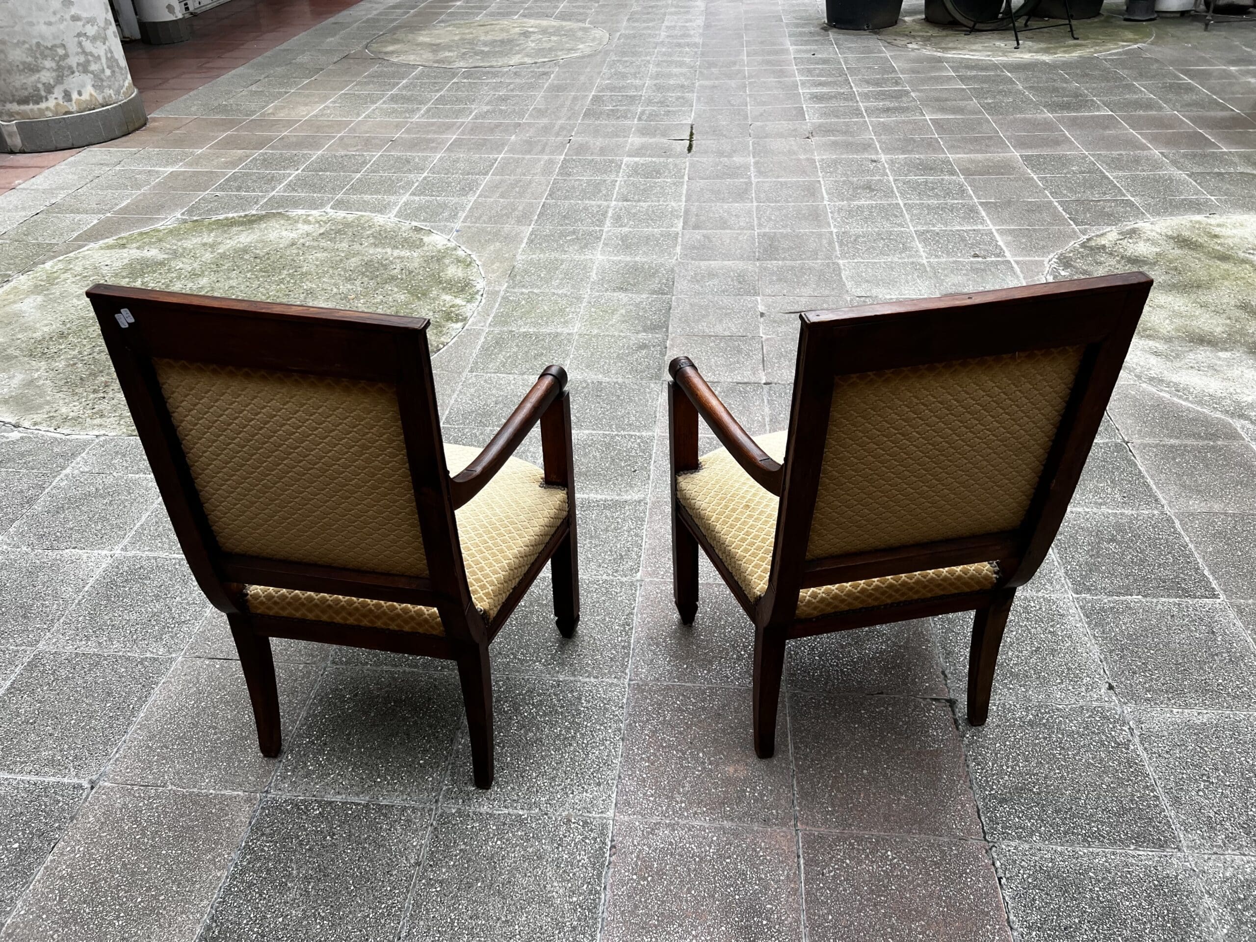 Paire de fauteuils Directoire en bois massif et tissu damassé doré – XVIIIe siècle