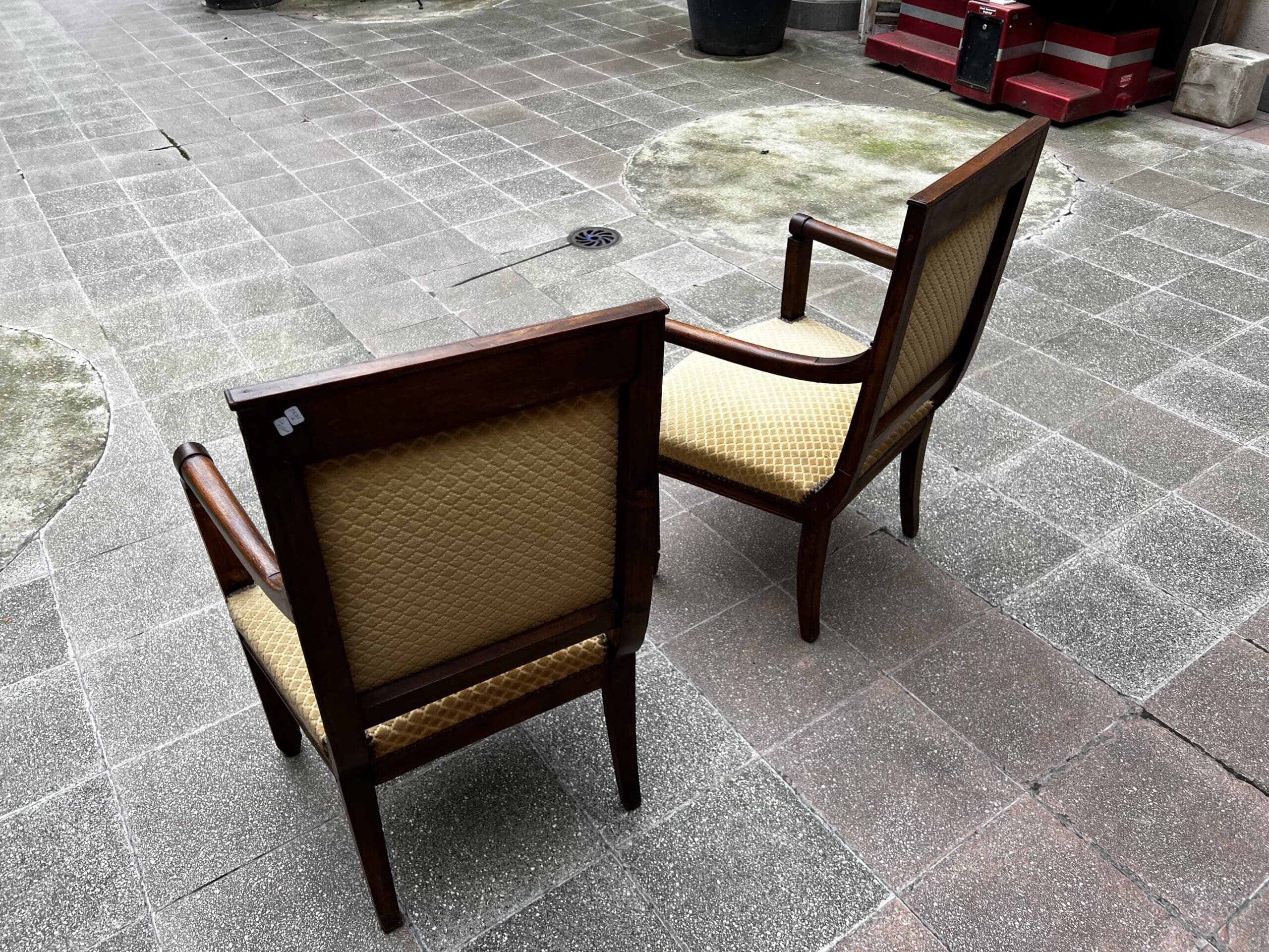 Paire de fauteuils Directoire en bois massif et tissu damassé doré – XVIIIe siècle