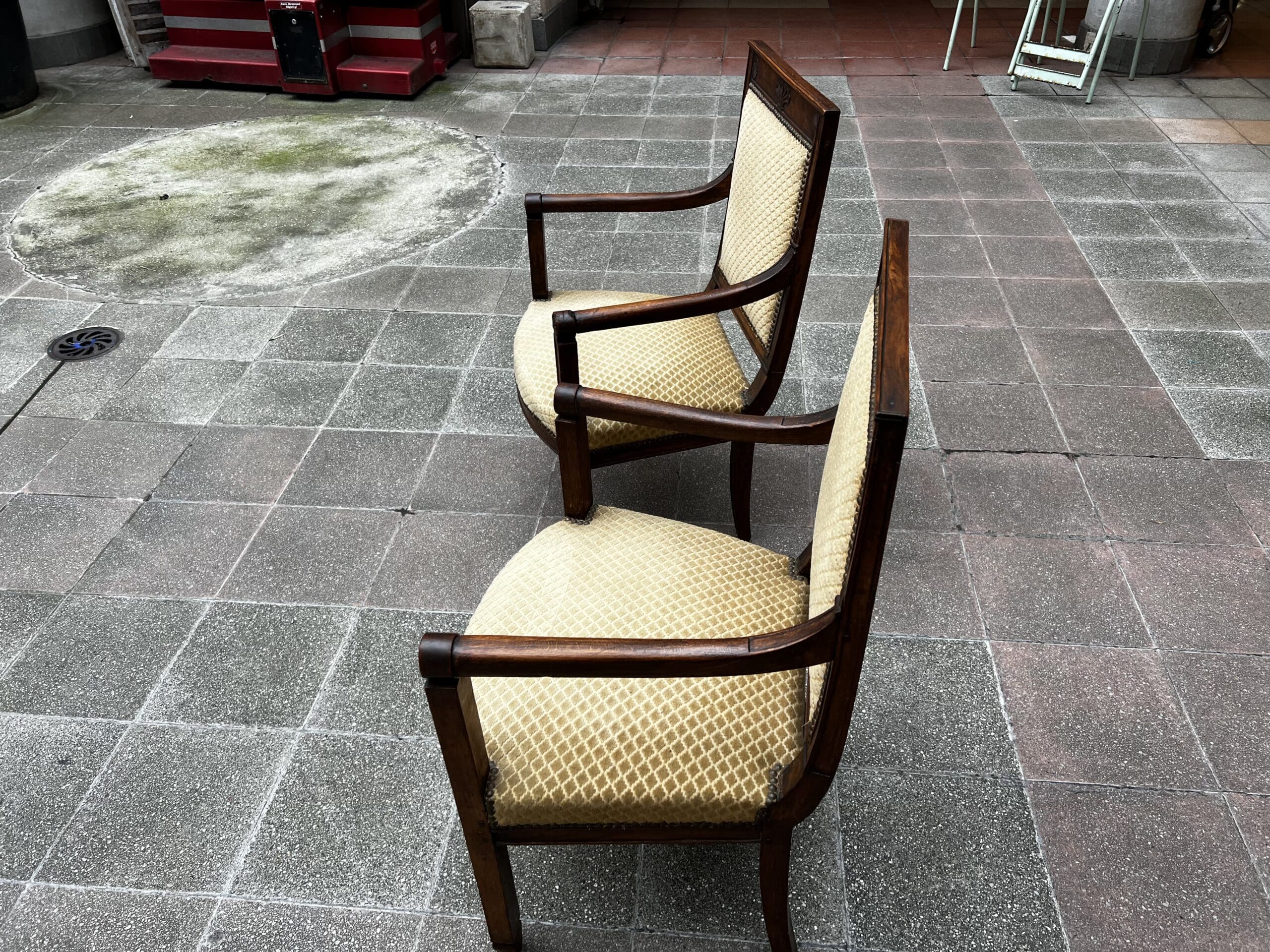 Paire de fauteuils Directoire en bois massif et tissu damassé doré – XVIIIe siècle