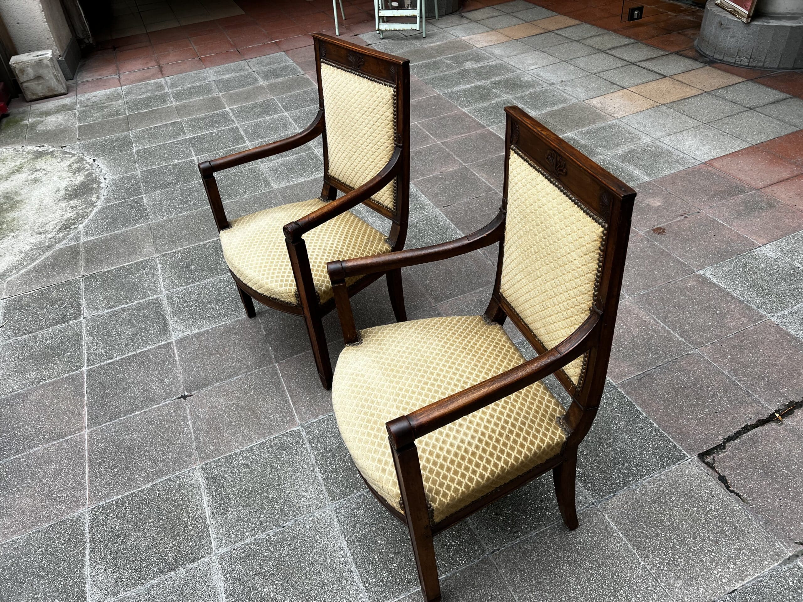 Paire de fauteuils Directoire en bois massif et tissu damassé doré – XVIIIe siècle