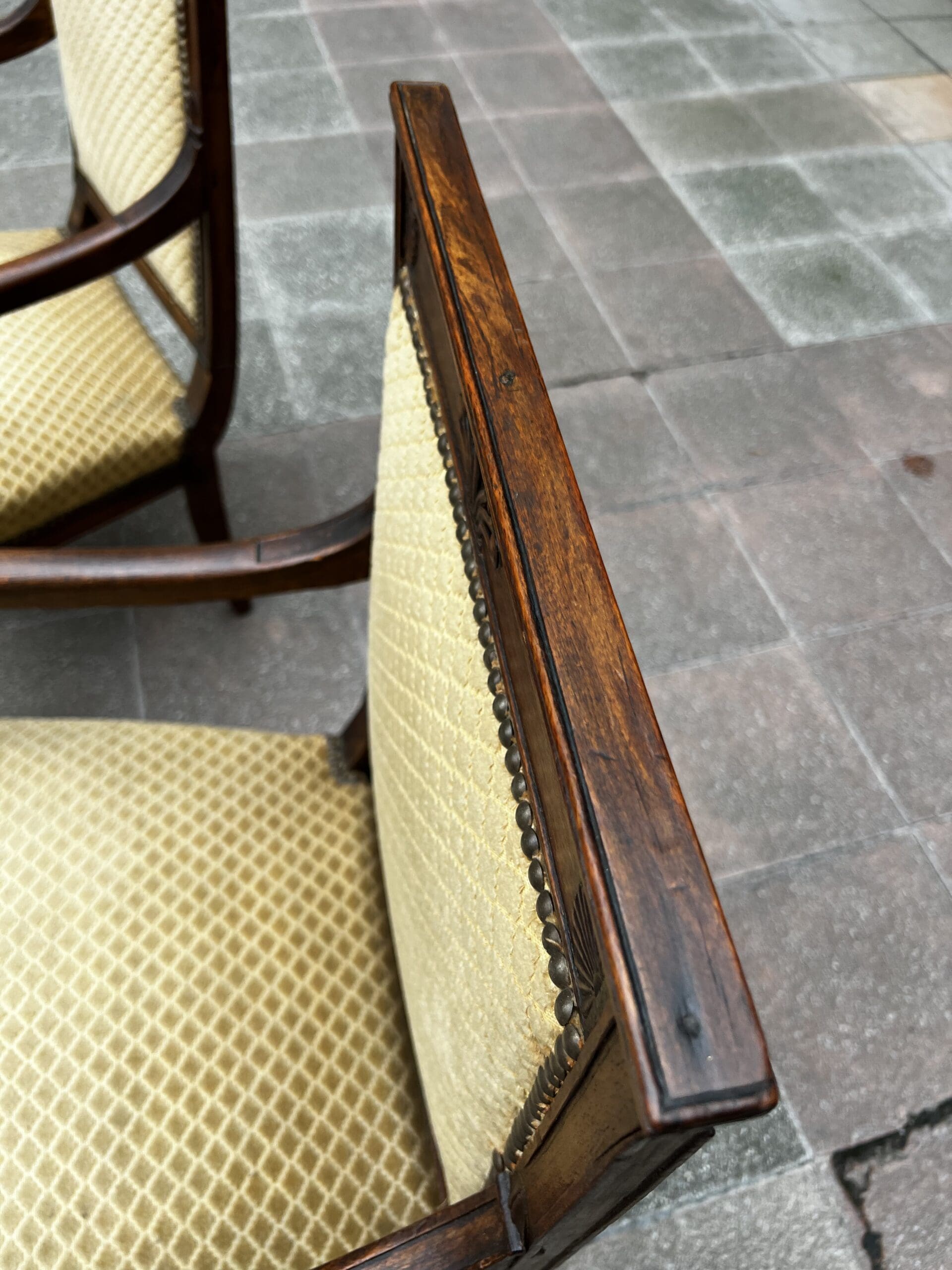 Paire de fauteuils Directoire en bois massif et tissu damassé doré – XVIIIe siècle