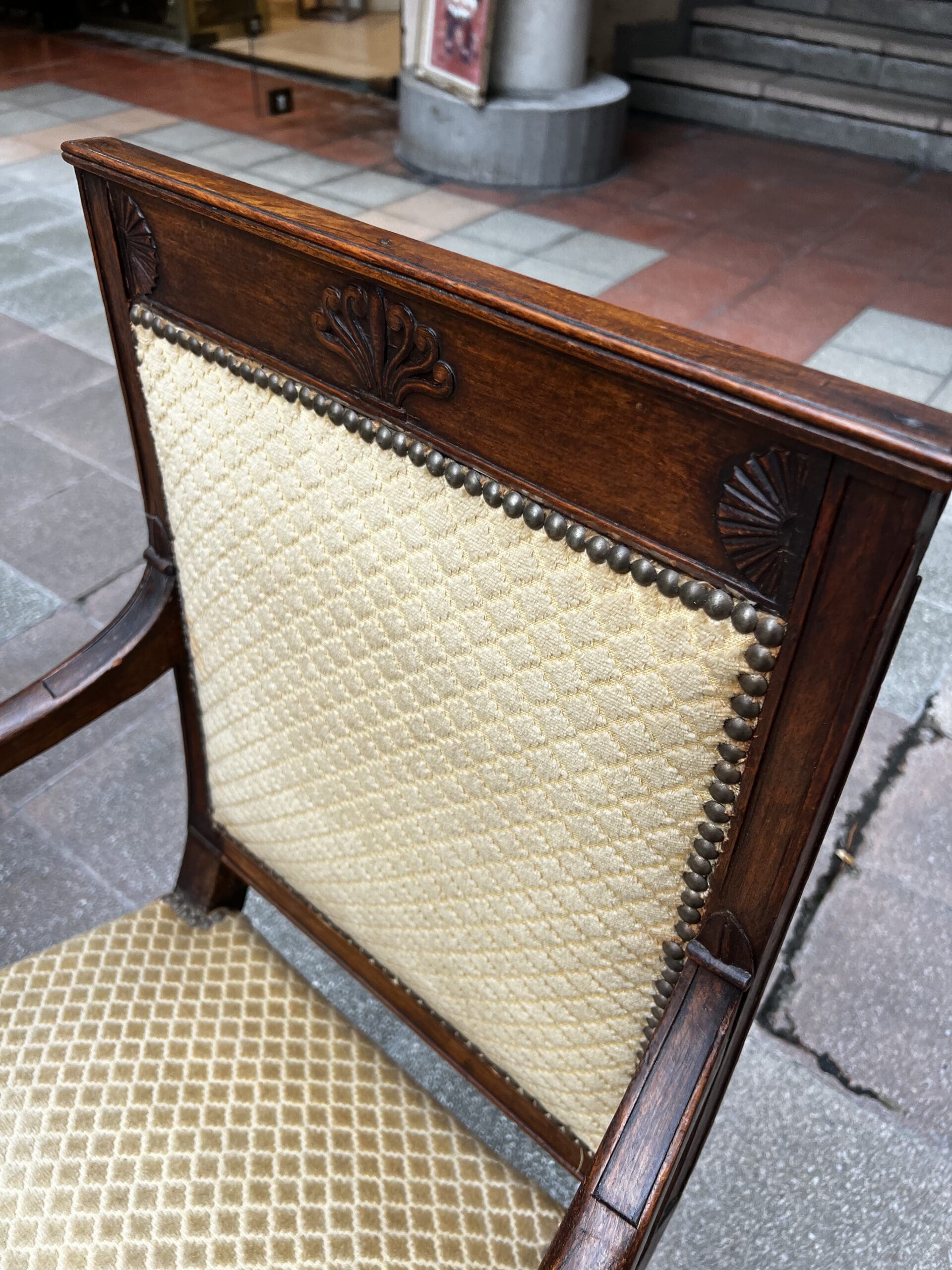 Paire de fauteuils Directoire en bois massif et tissu damassé doré – XVIIIe siècle