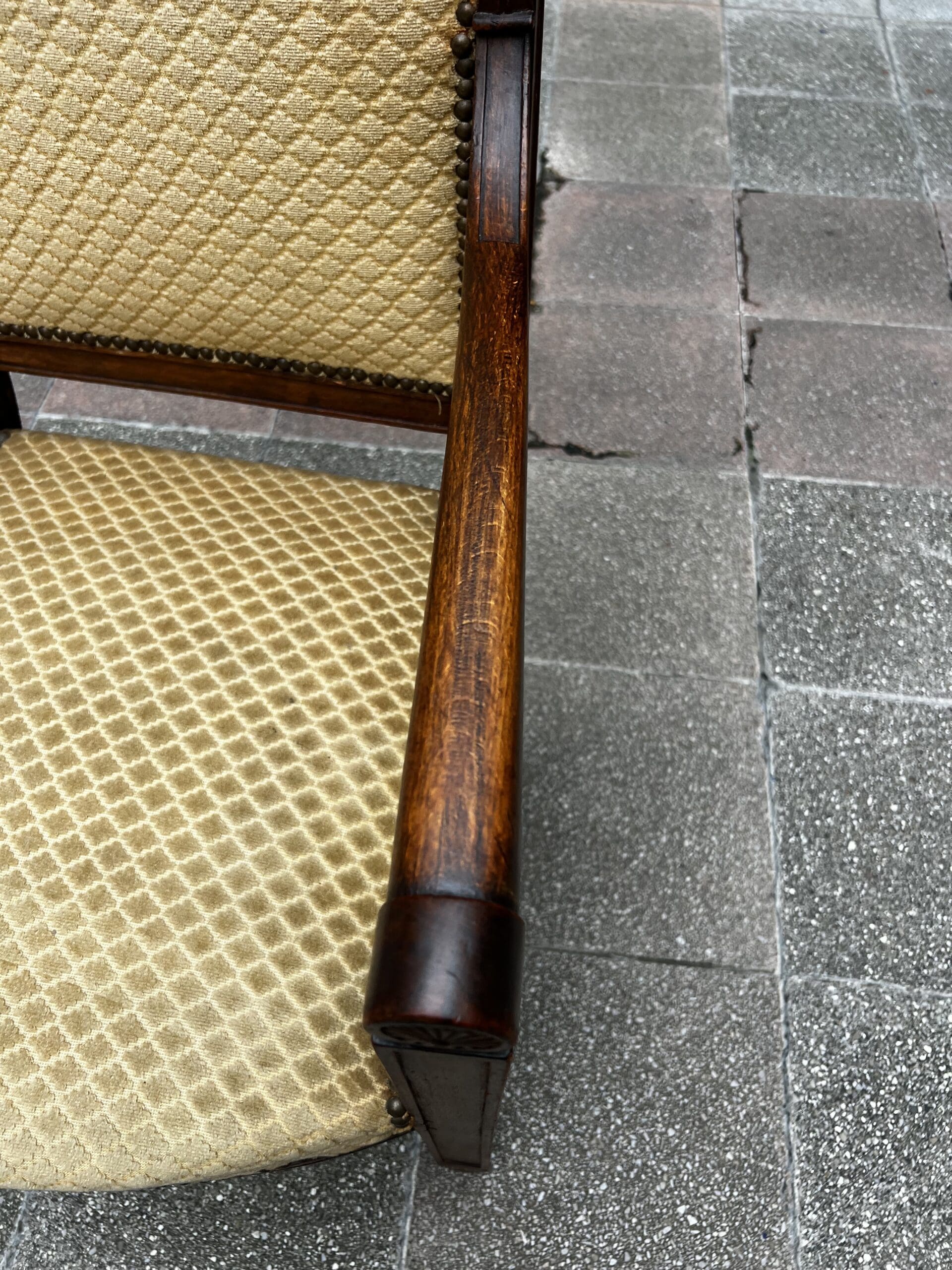Paire de fauteuils Directoire en bois massif et tissu damassé doré – XVIIIe siècle