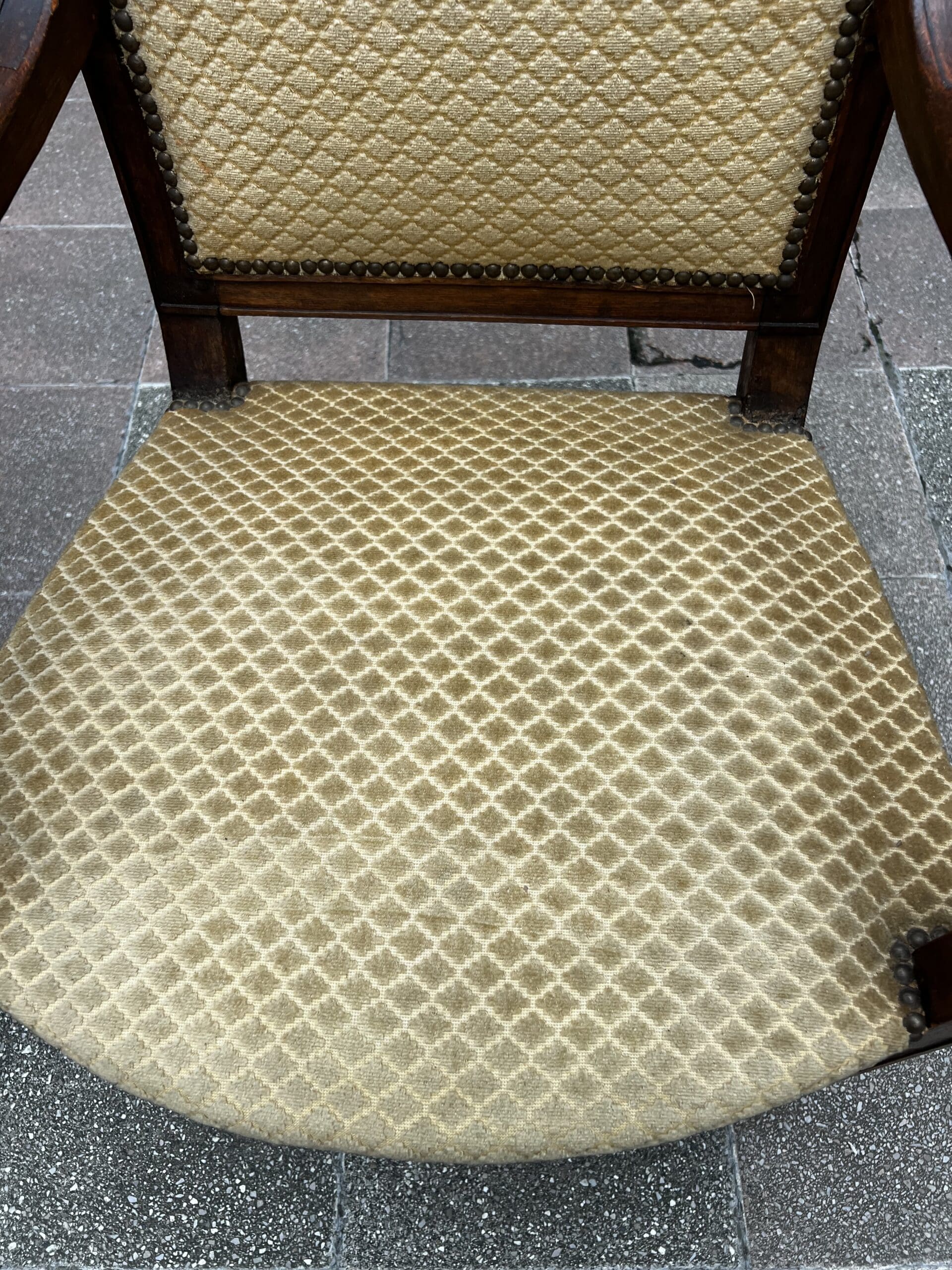 Paire de fauteuils Directoire en bois massif et tissu damassé doré – XVIIIe siècle