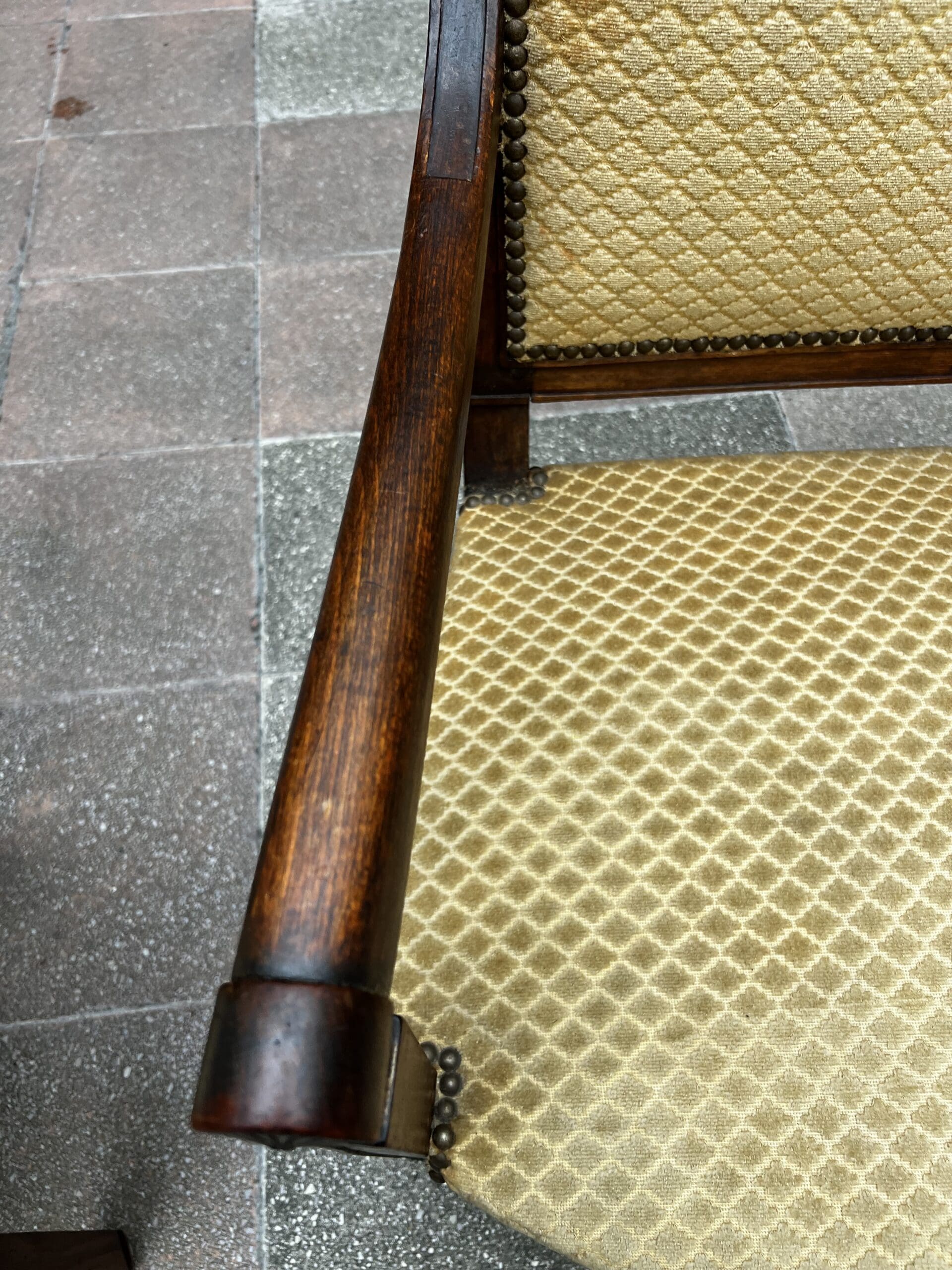 Paire de fauteuils Directoire en bois massif et tissu damassé doré – XVIIIe siècle