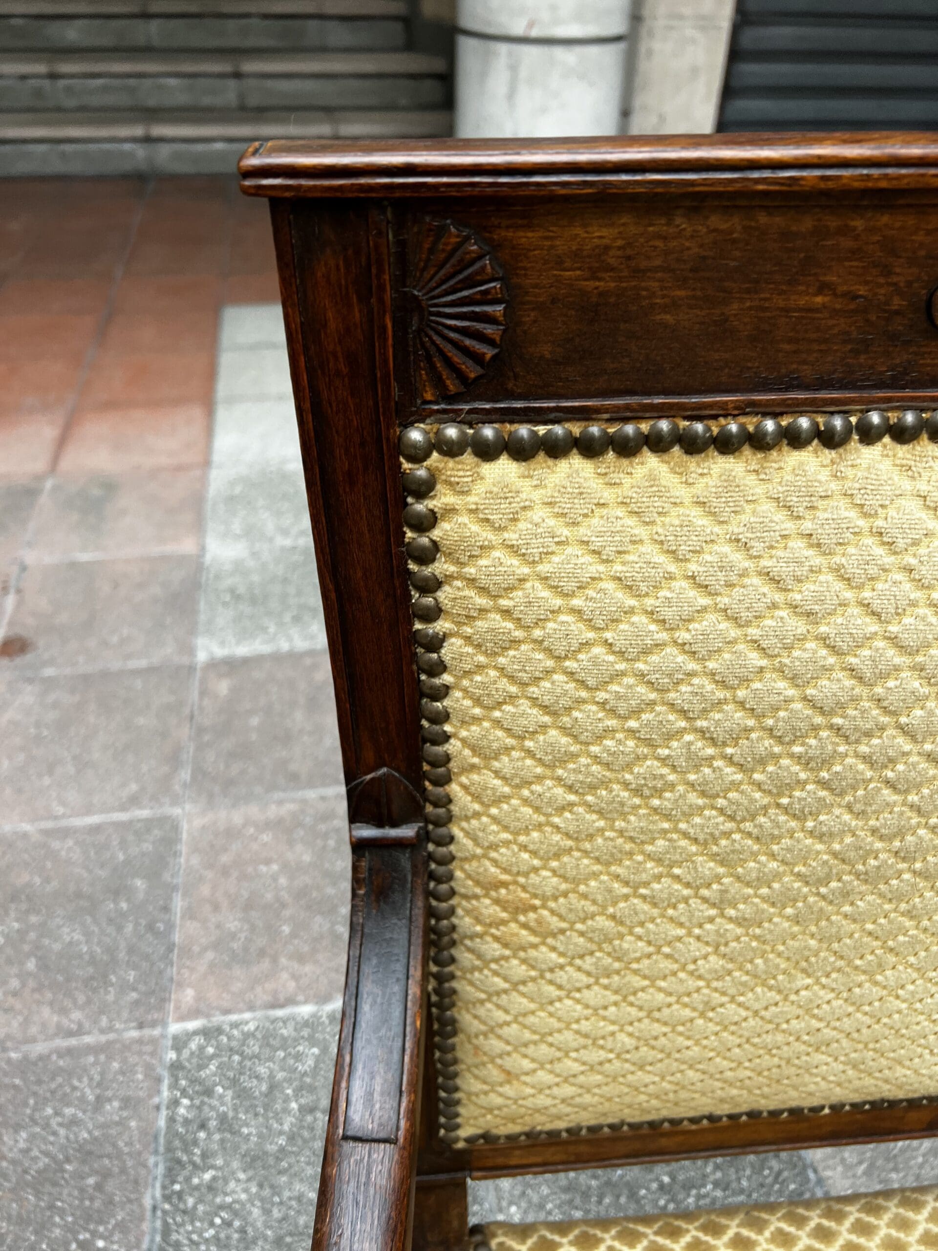 Paire de fauteuils Directoire en bois massif et tissu damassé doré – XVIIIe siècle