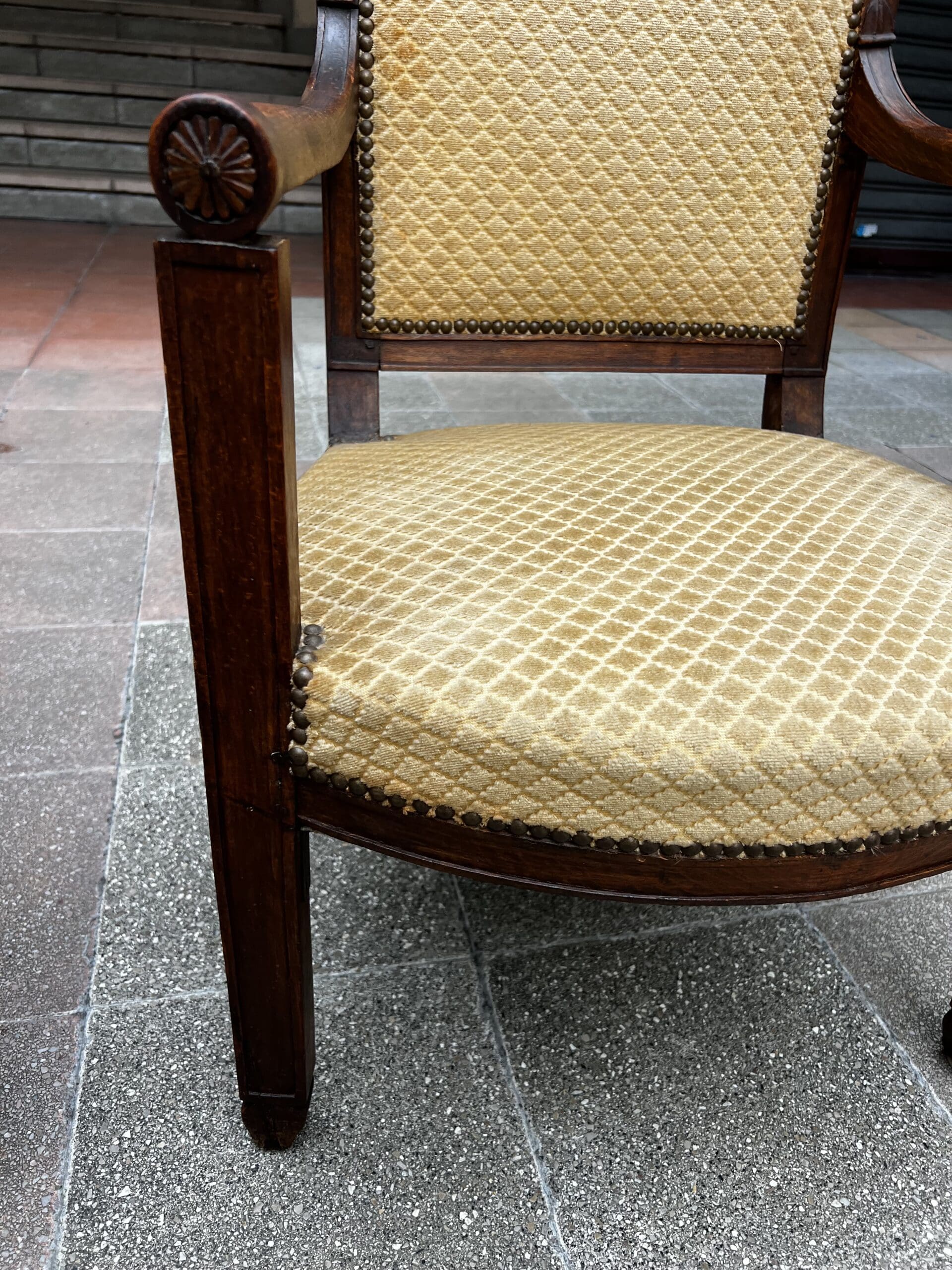 Paire de fauteuils Directoire en bois massif et tissu damassé doré – XVIIIe siècle
