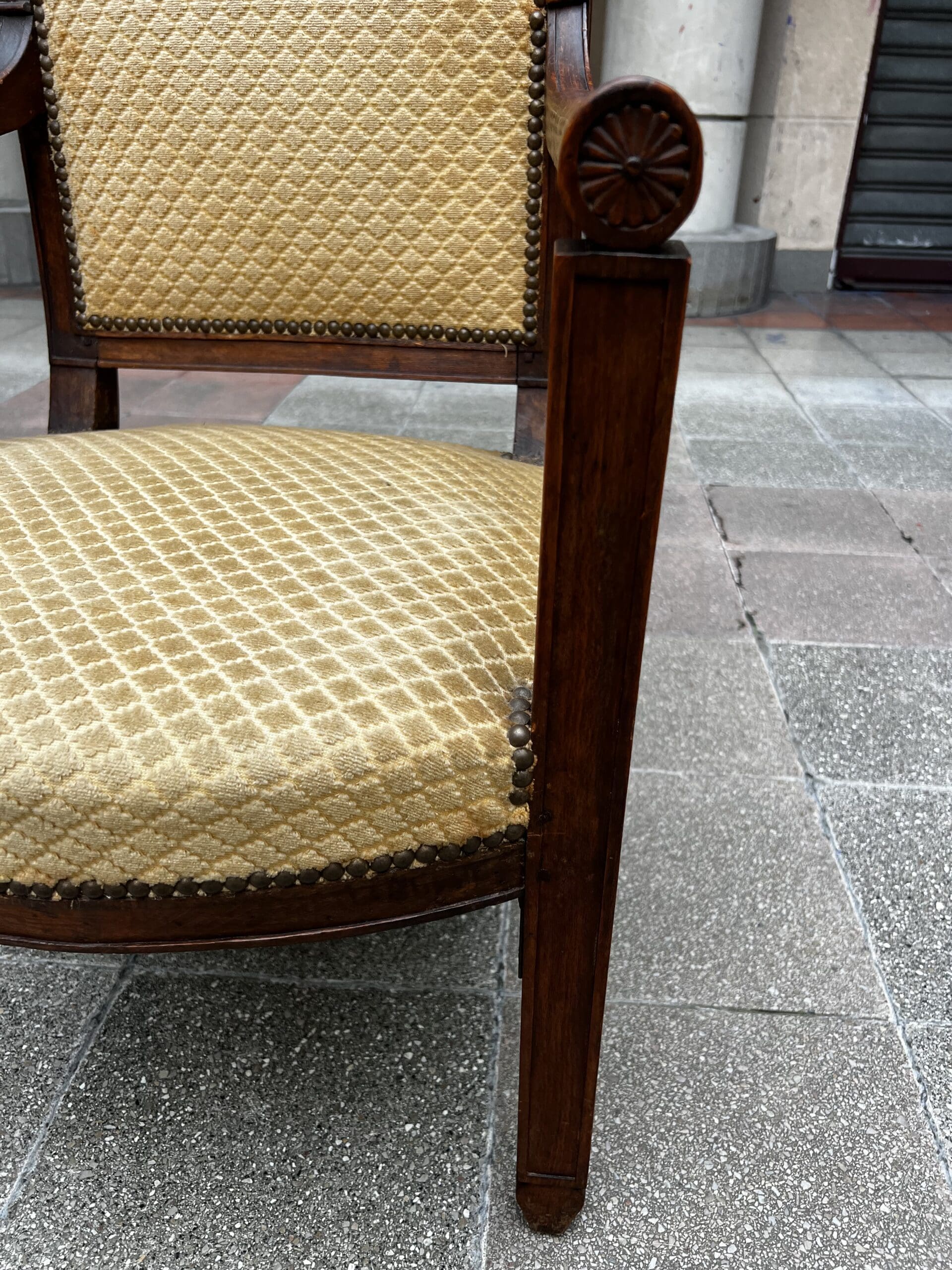 Paire de fauteuils Directoire en bois massif et tissu damassé doré – XVIIIe siècle