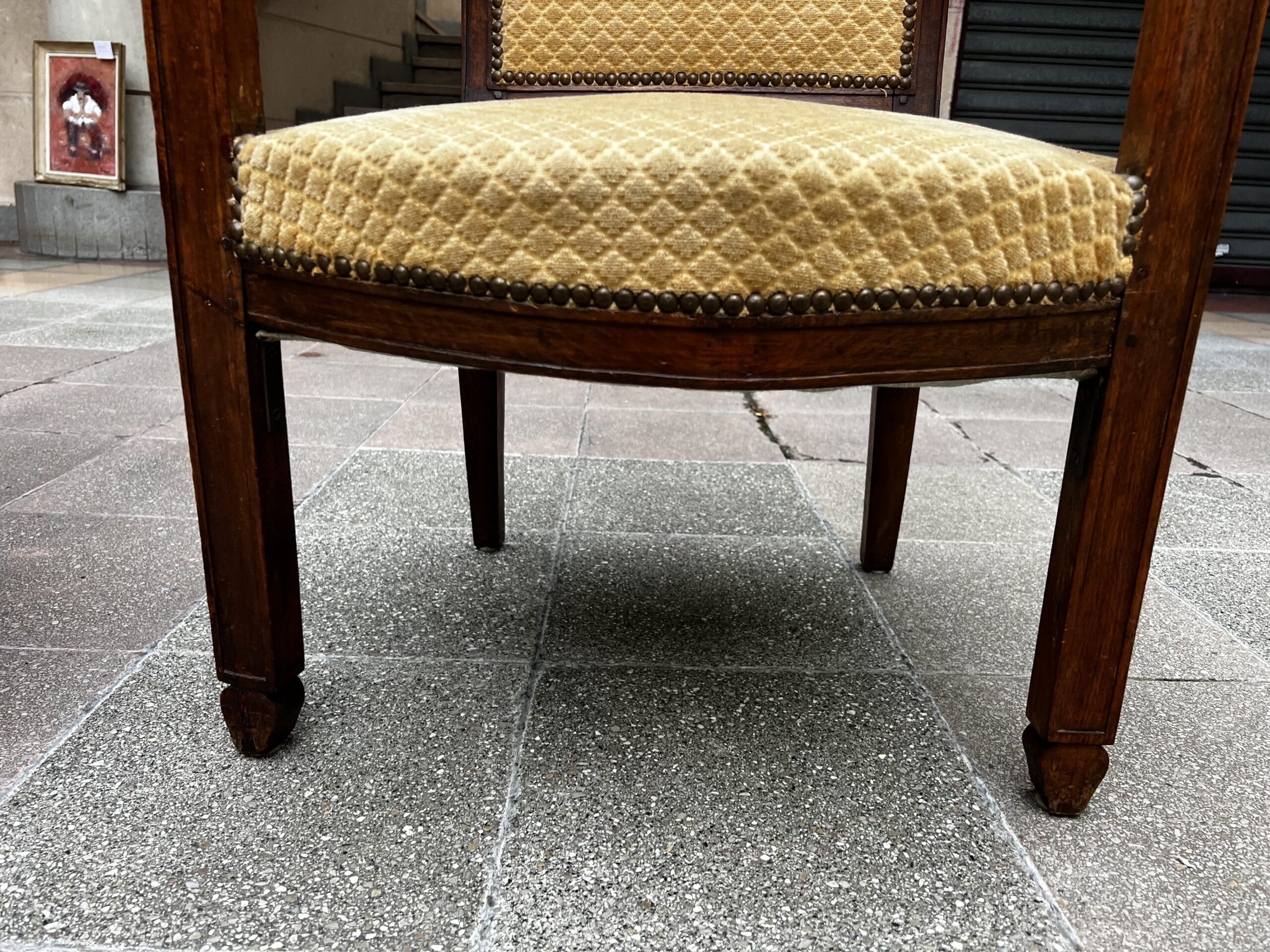 Paire de fauteuils Directoire en bois massif et tissu damassé doré – XVIIIe siècle