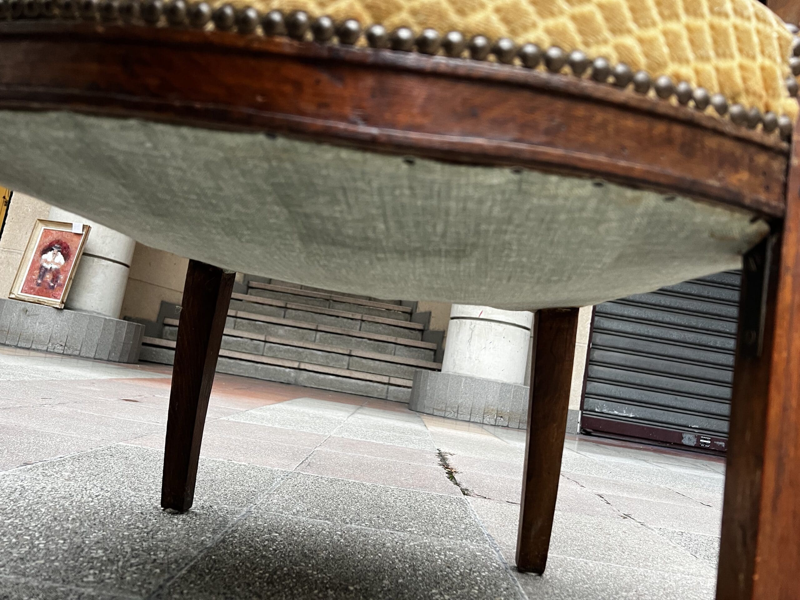 Paire de fauteuils Directoire en bois massif et tissu damassé doré – XVIIIe siècle
