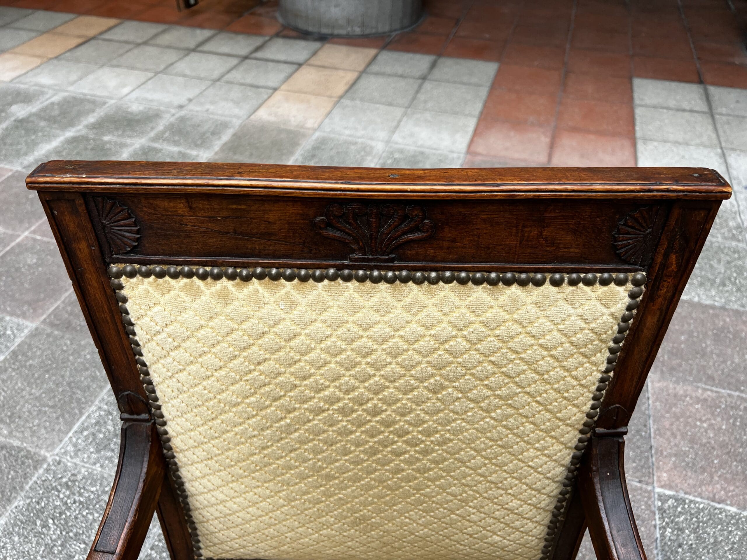Paire de fauteuils Directoire en bois massif et tissu damassé doré – XVIIIe siècle