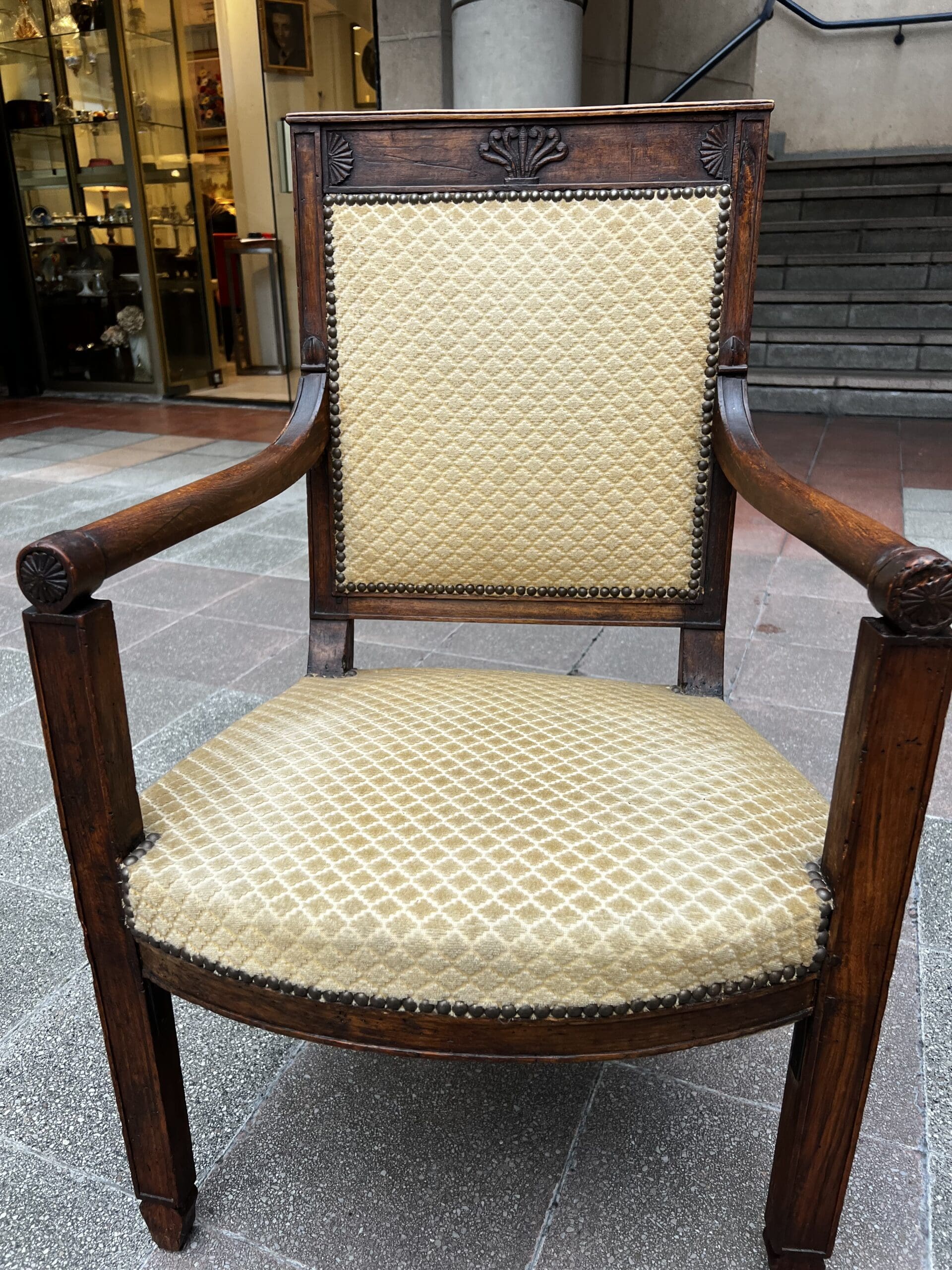Paire de fauteuils Directoire en bois massif et tissu damassé doré – XVIIIe siècle