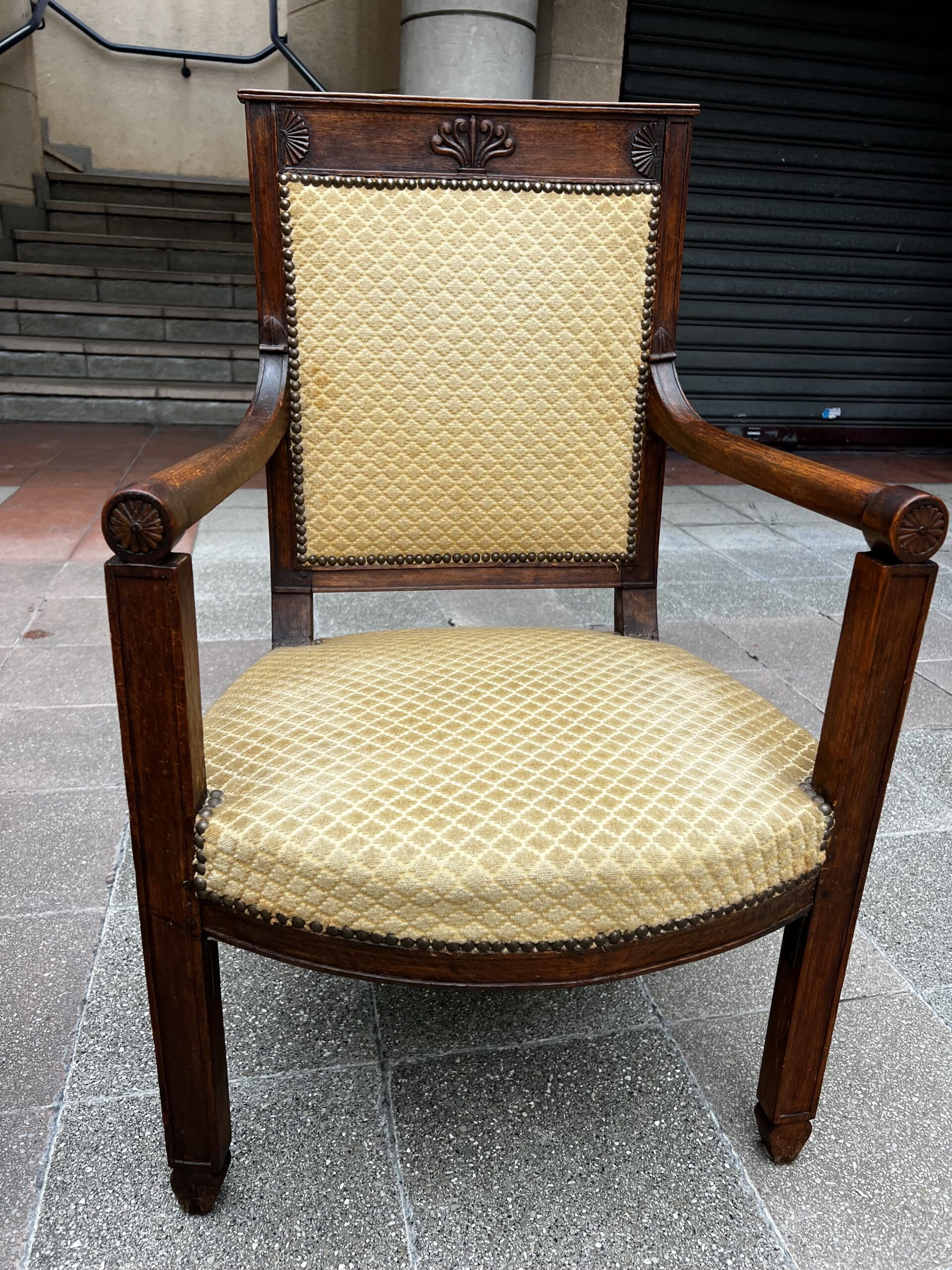 Paire de fauteuils Directoire en bois massif et tissu damassé doré – XVIIIe siècle