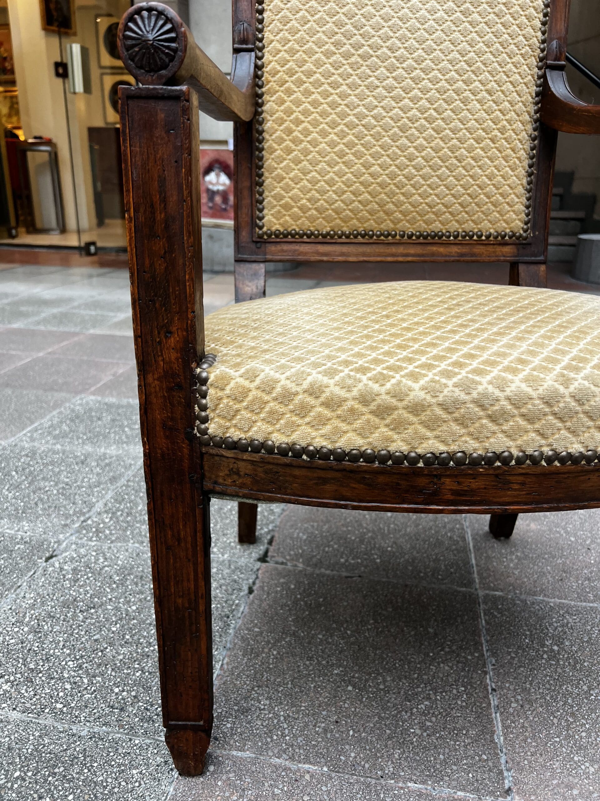 Paire de fauteuils Directoire en bois massif et tissu damassé doré – XVIIIe siècle