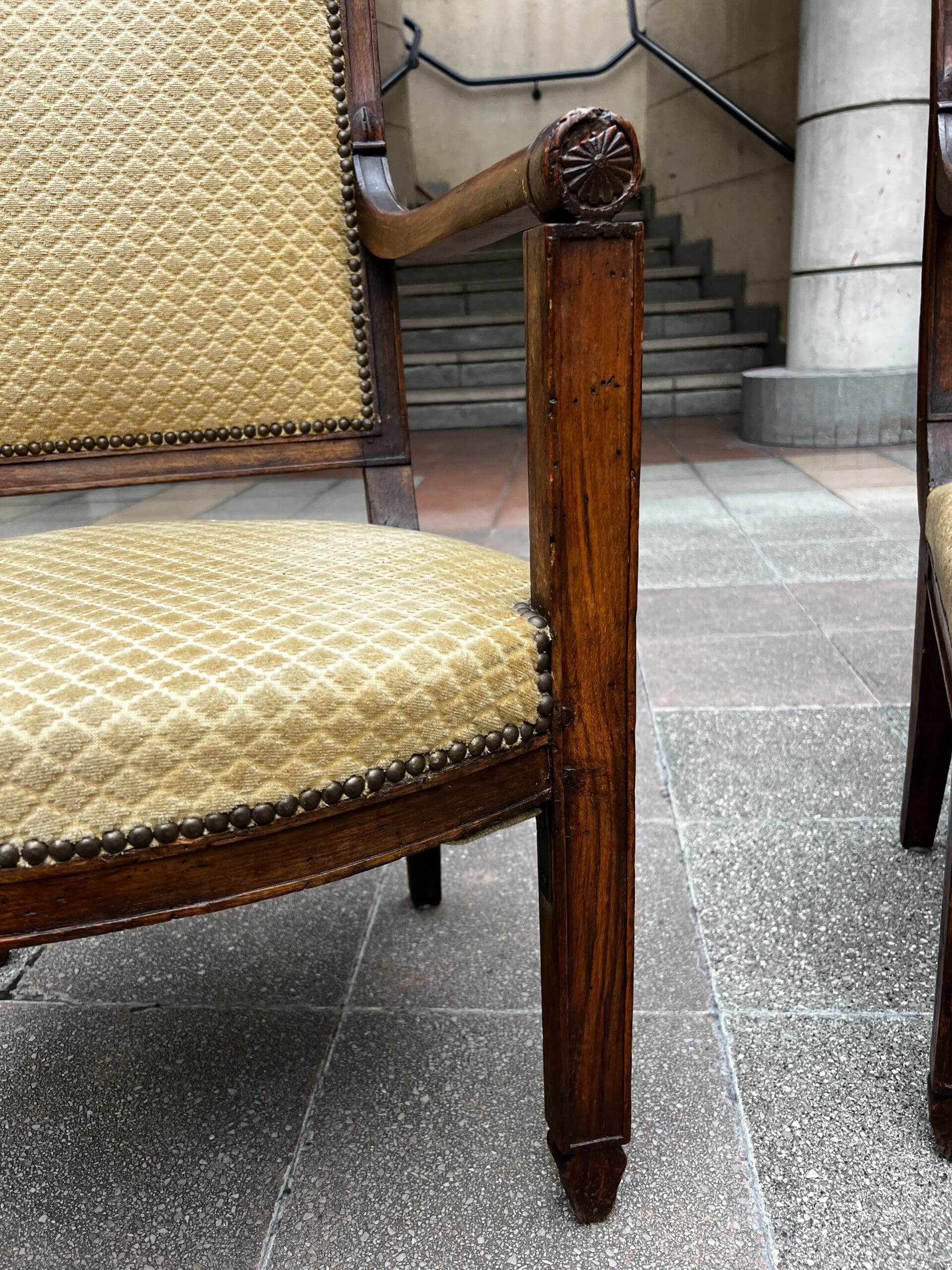 Paire de fauteuils Directoire en bois massif et tissu damassé doré – XVIIIe siècle