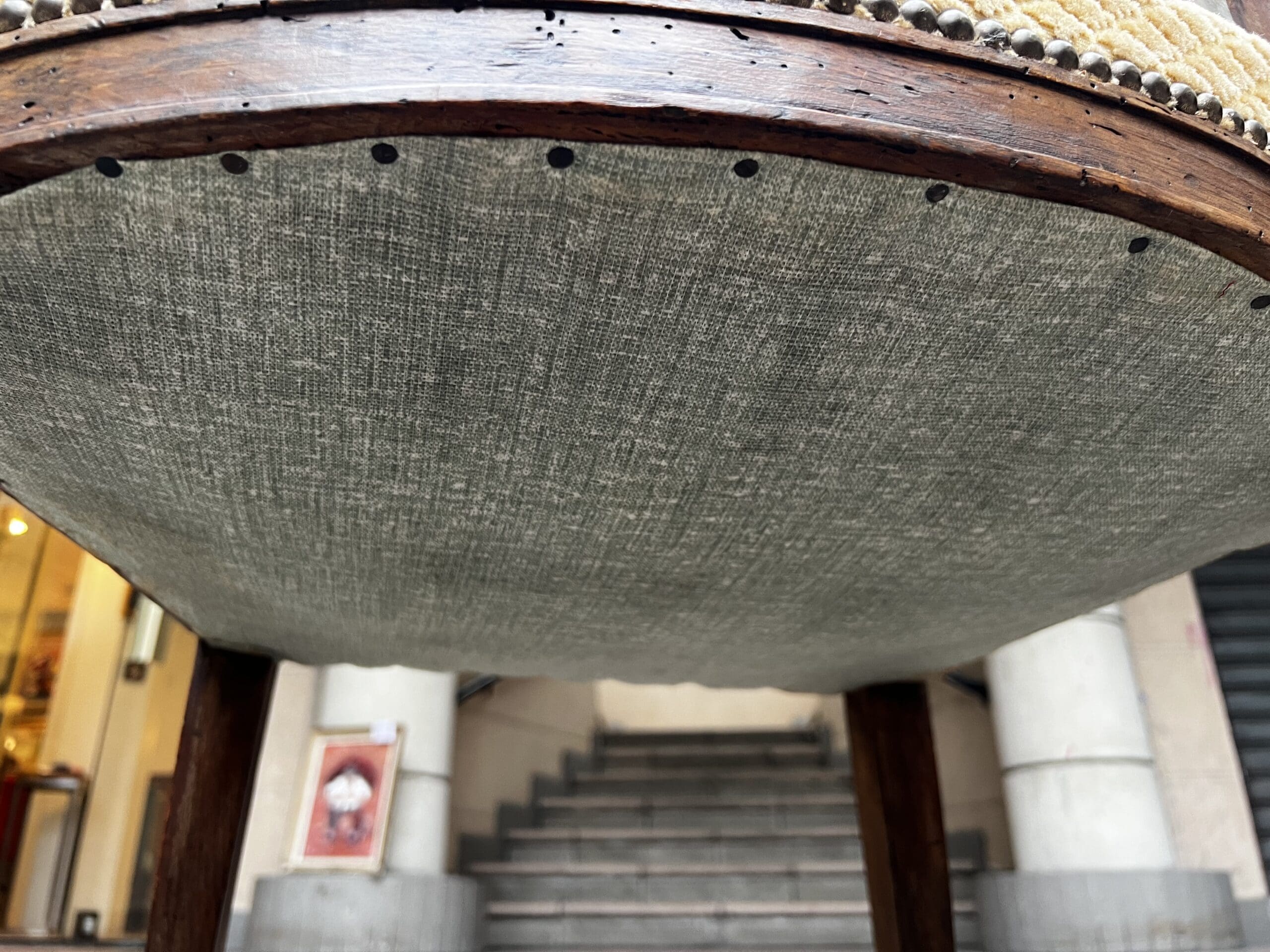 Paire de fauteuils Directoire en bois massif et tissu damassé doré – XVIIIe siècle