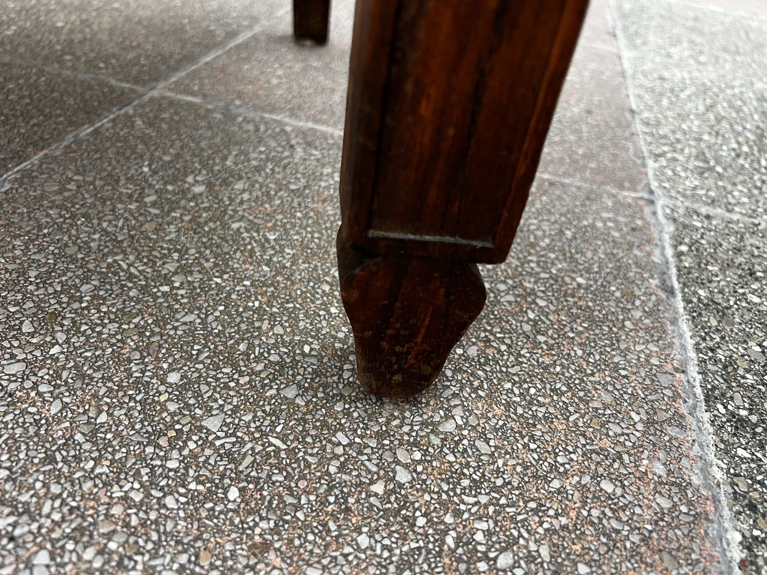 Paire de fauteuils Directoire en bois massif et tissu damassé doré – XVIIIe siècle