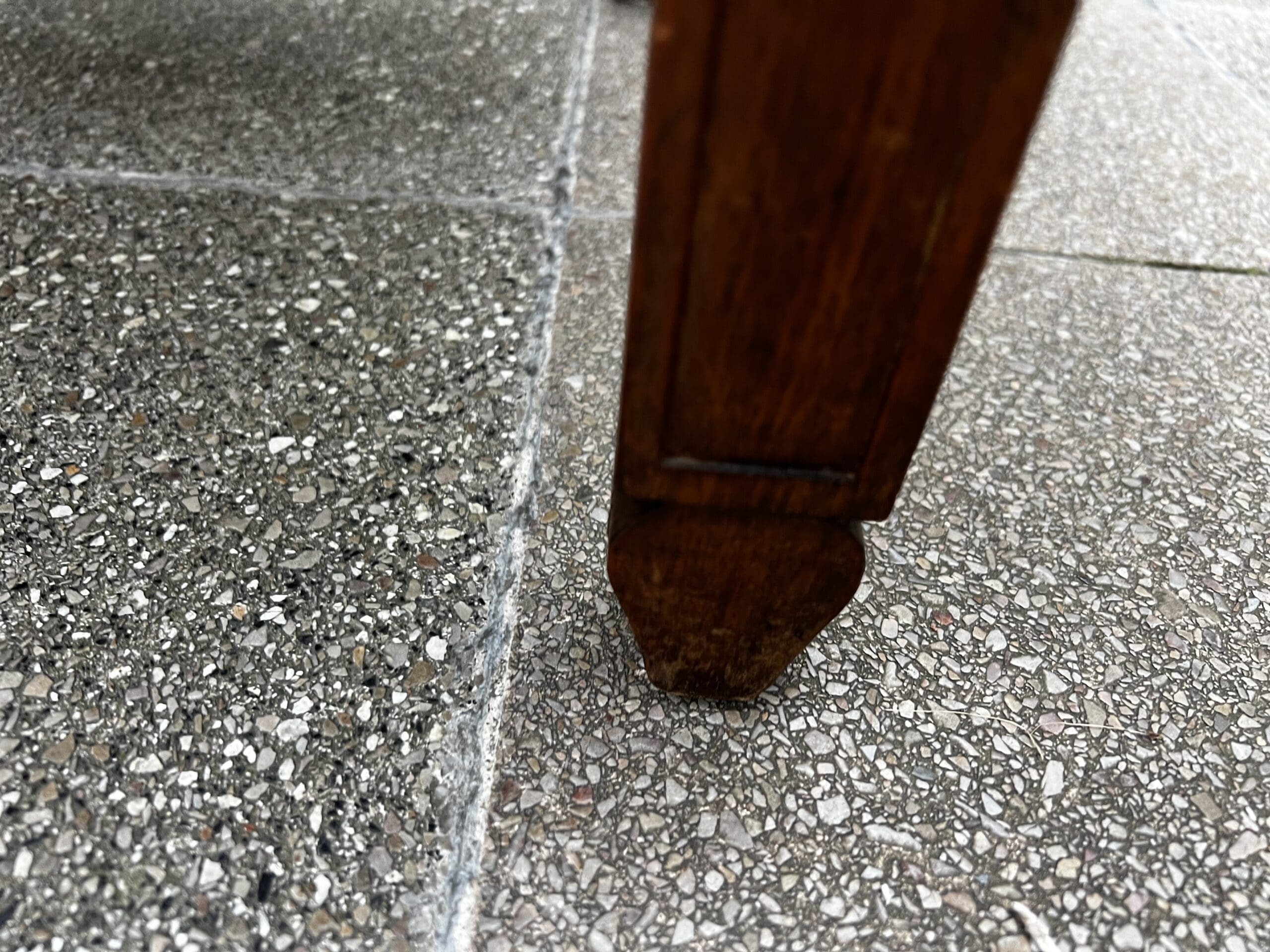 Paire de fauteuils Directoire en bois massif et tissu damassé doré – XVIIIe siècle