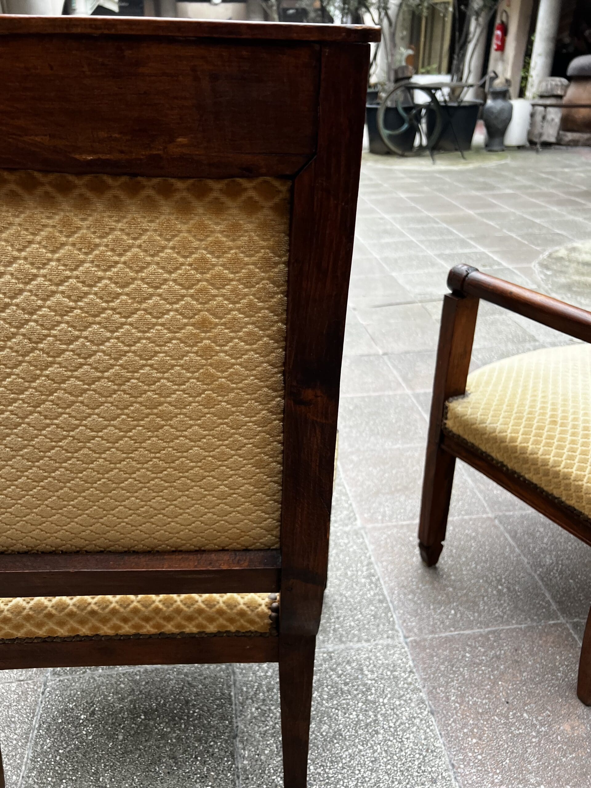 Paire de fauteuils Directoire en bois massif et tissu damassé doré – XVIIIe siècle
