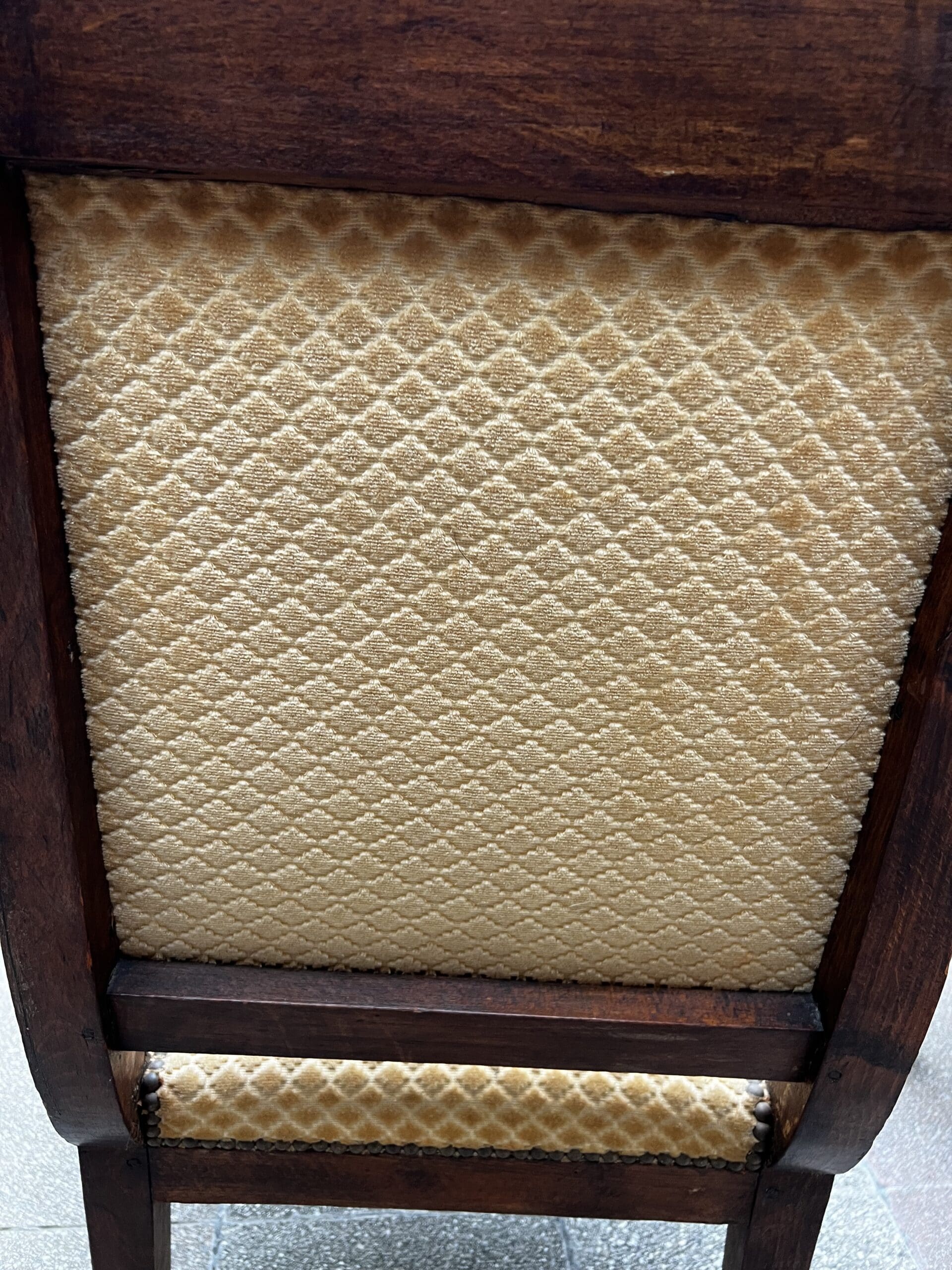 Paire de fauteuils Directoire en bois massif et tissu damassé doré – XVIIIe siècle