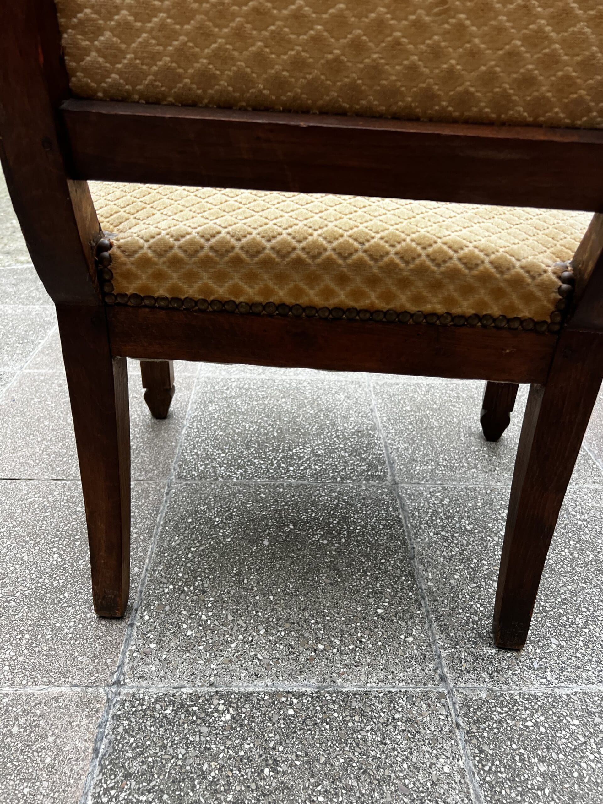 Paire de fauteuils Directoire en bois massif et tissu damassé doré – XVIIIe siècle