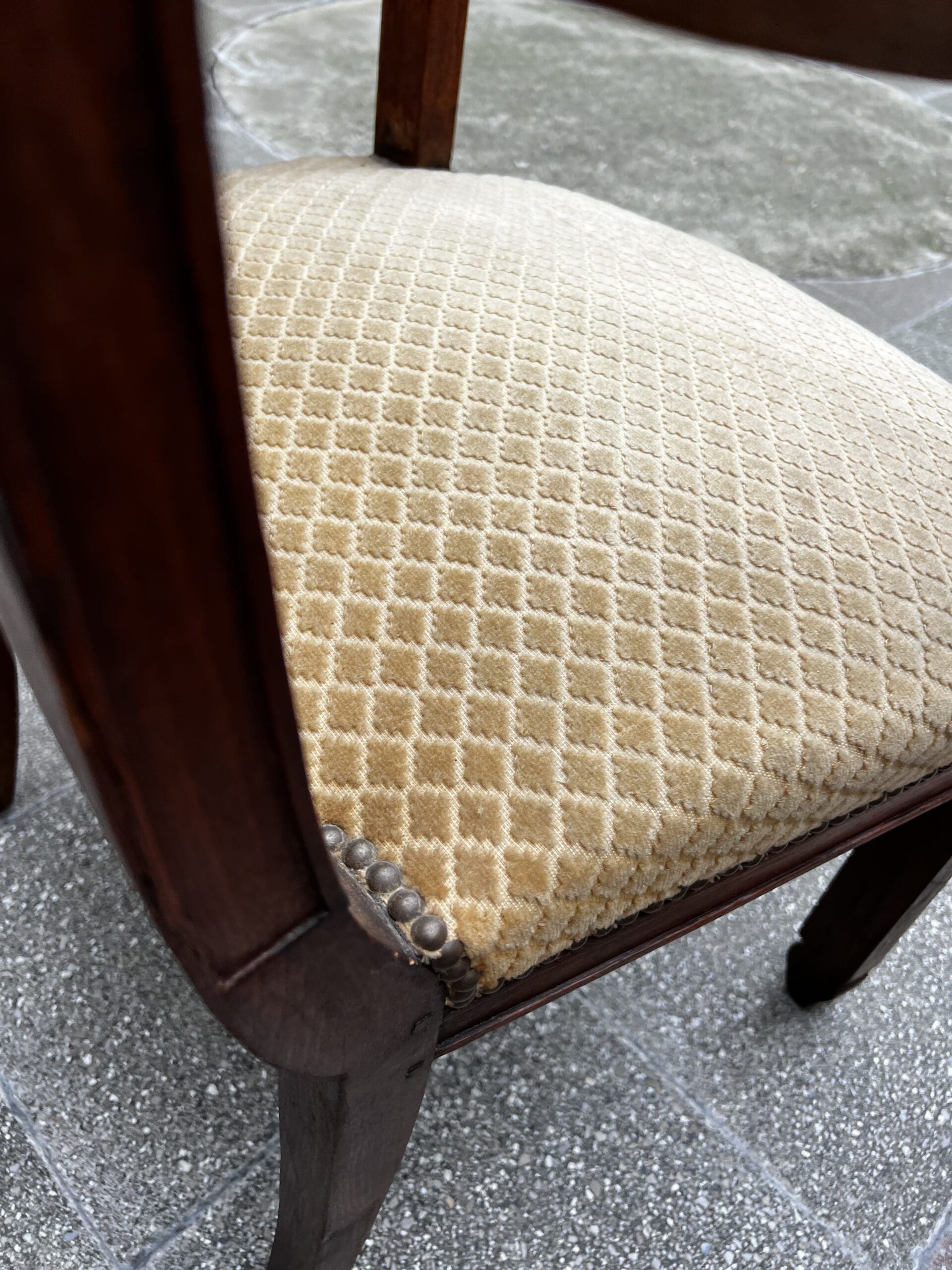 Paire de fauteuils Directoire en bois massif et tissu damassé doré – XVIIIe siècle