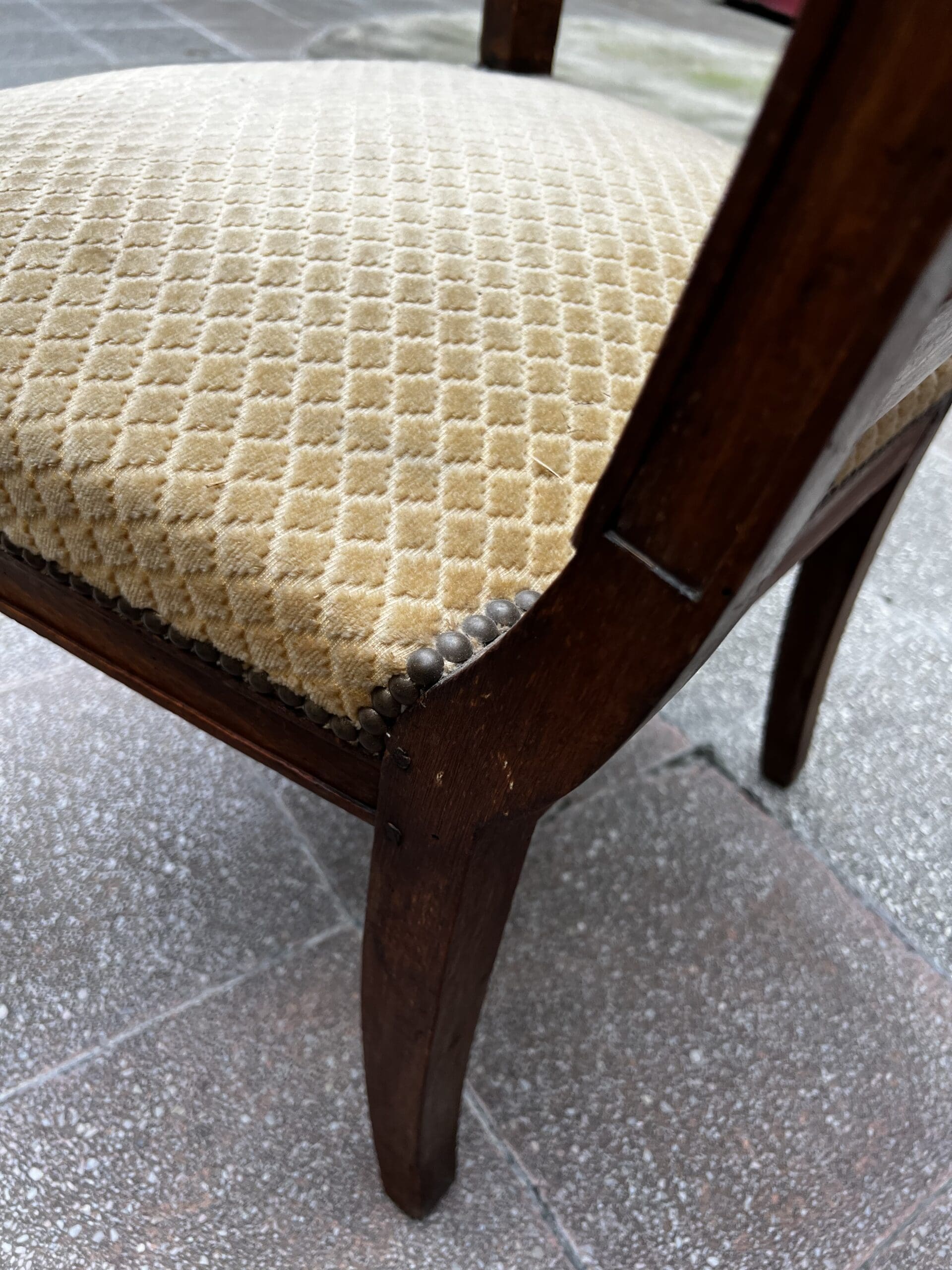 Paire de fauteuils Directoire en bois massif et tissu damassé doré – XVIIIe siècle