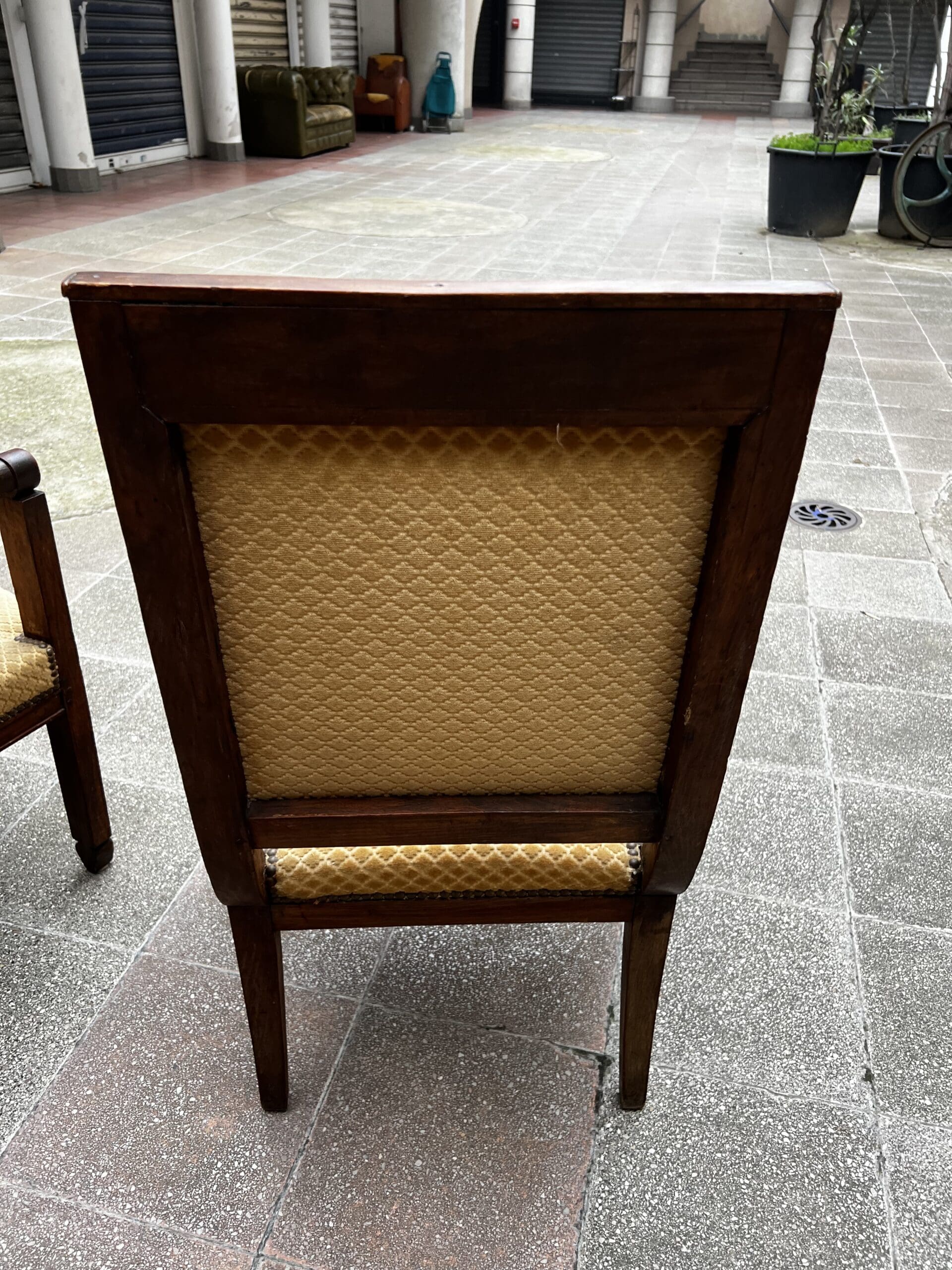 Paire de fauteuils Directoire en bois massif et tissu damassé doré – XVIIIe siècle