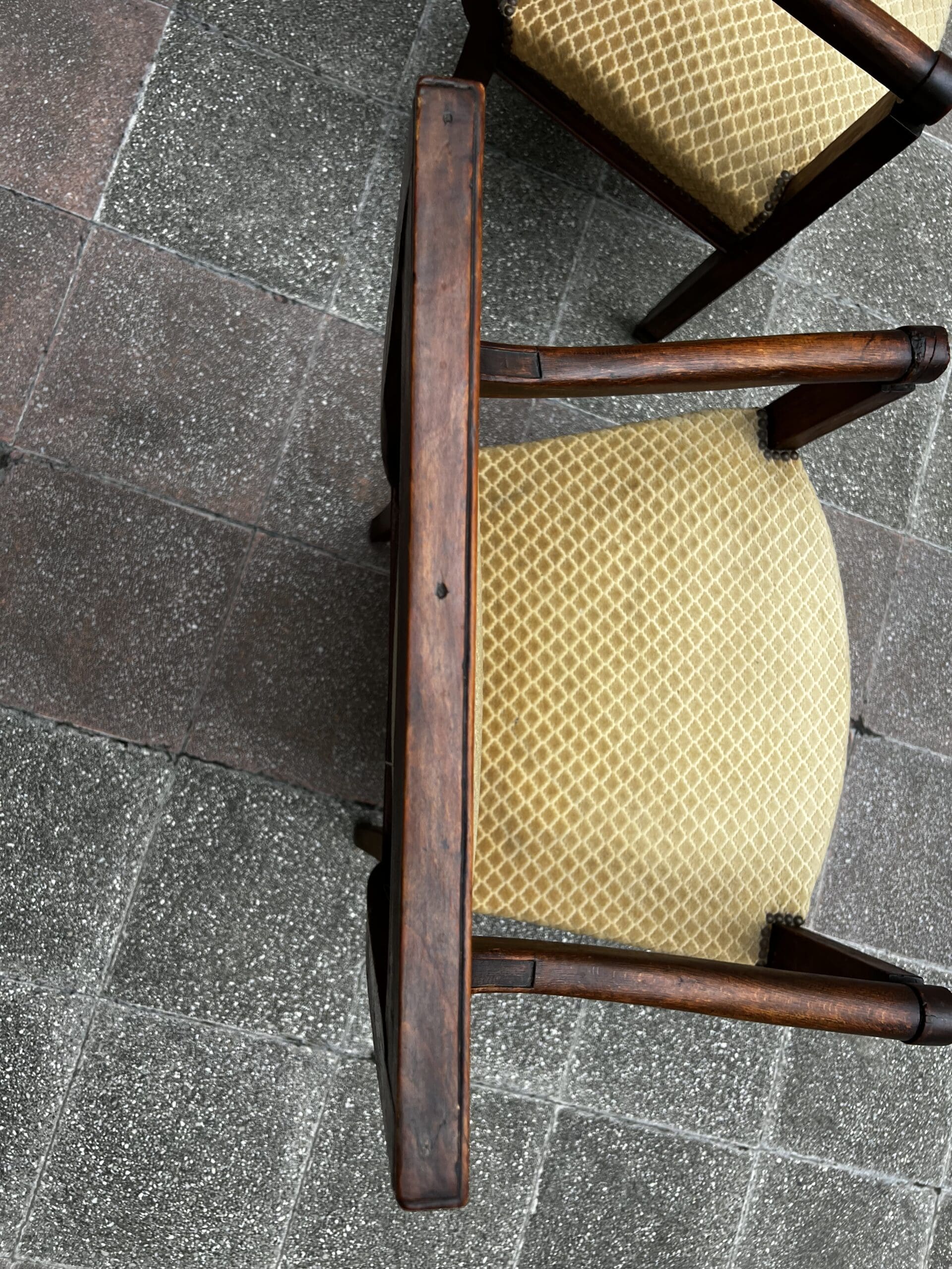 Paire de fauteuils Directoire en bois massif et tissu damassé doré – XVIIIe siècle
