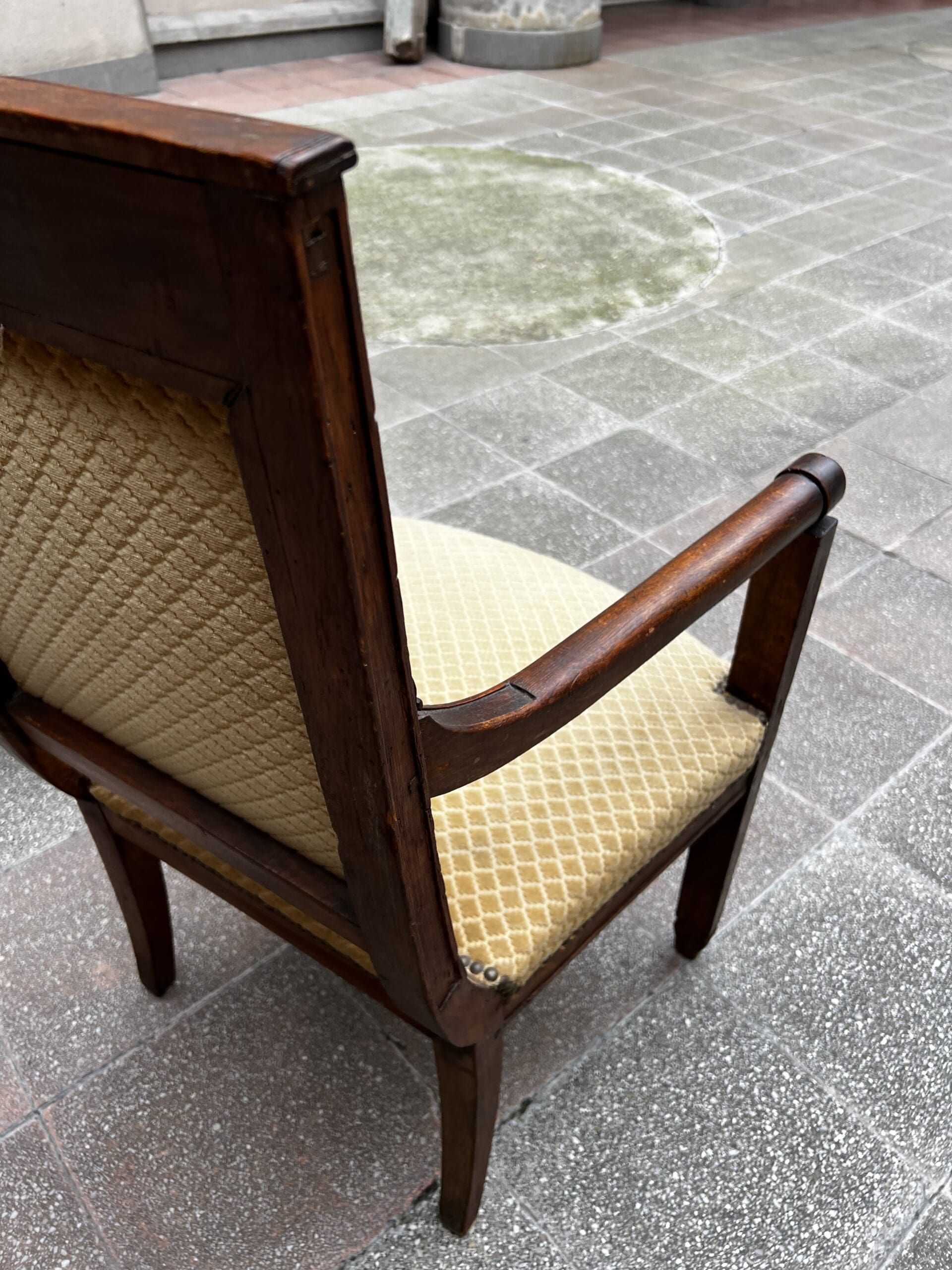 Paire de fauteuils Directoire en bois massif et tissu damassé doré – XVIIIe siècle