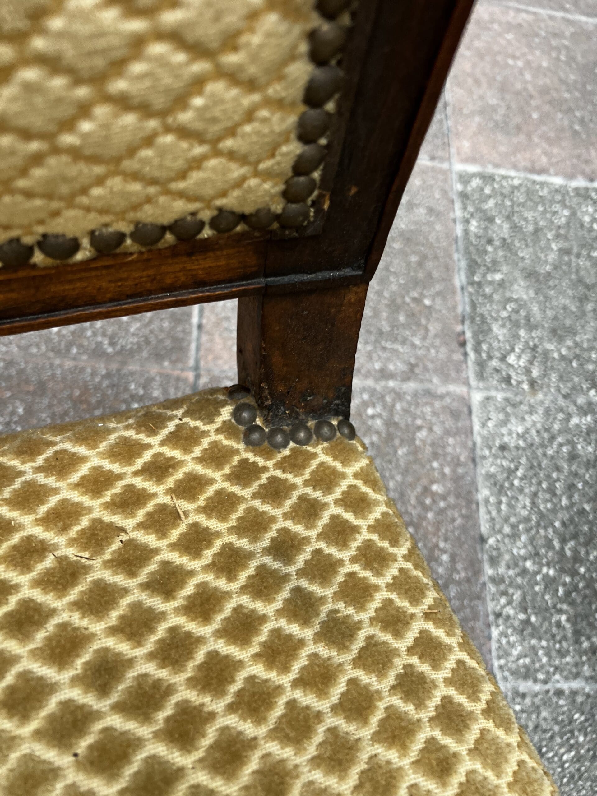 Paire de fauteuils Directoire en bois massif et tissu damassé doré – XVIIIe siècle