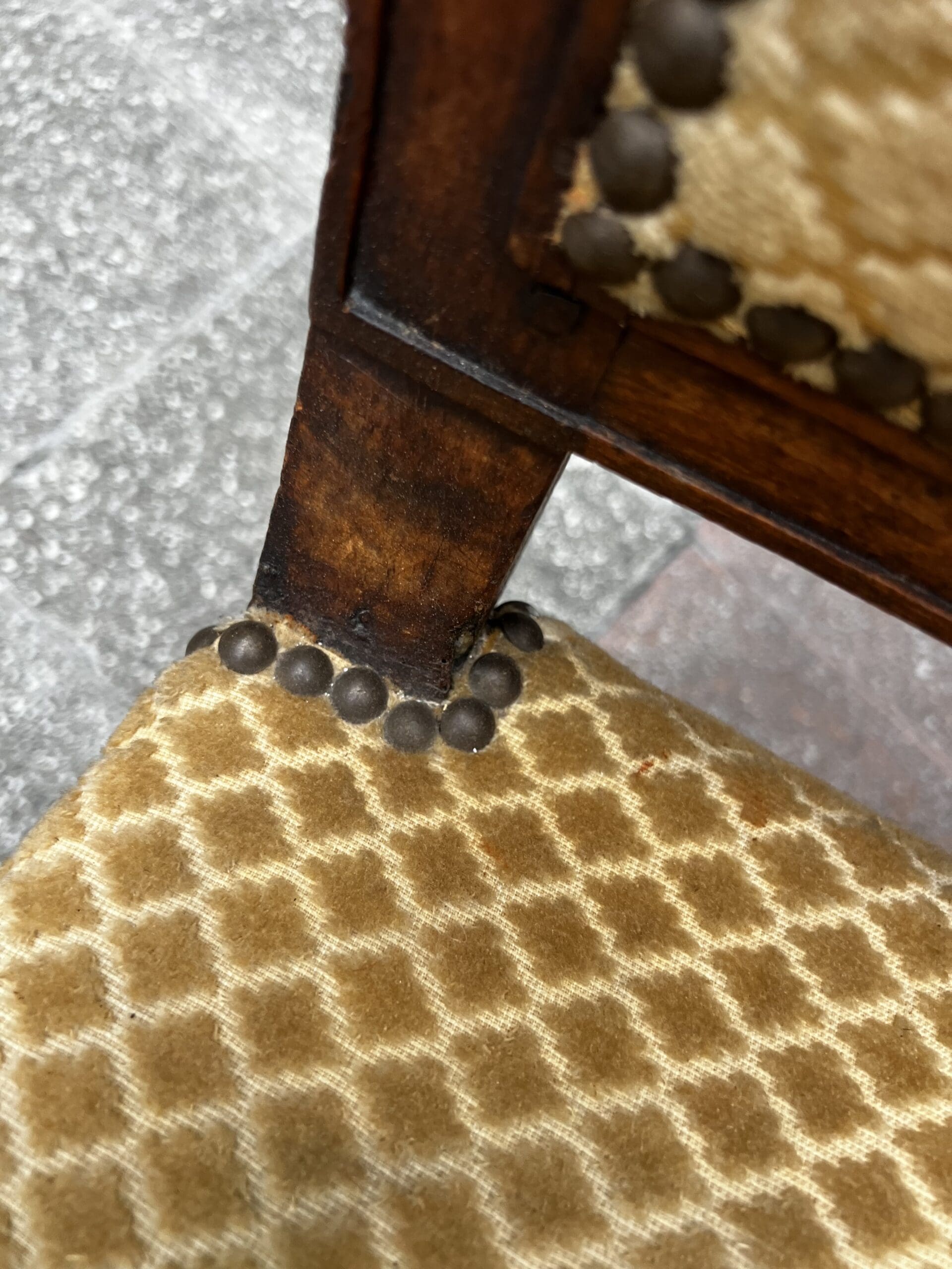Paire de fauteuils Directoire en bois massif et tissu damassé doré – XVIIIe siècle