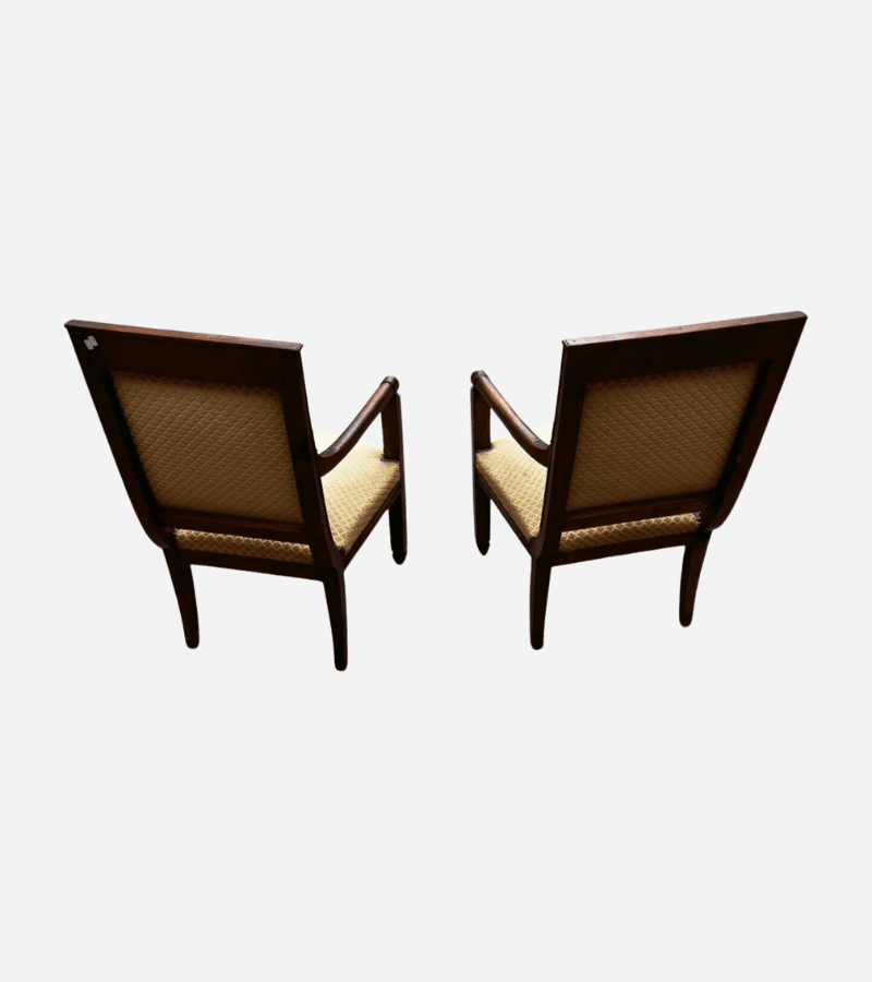 Paire de fauteuils Directoire en bois massif et tissu damassé doré – XVIIIe siècle