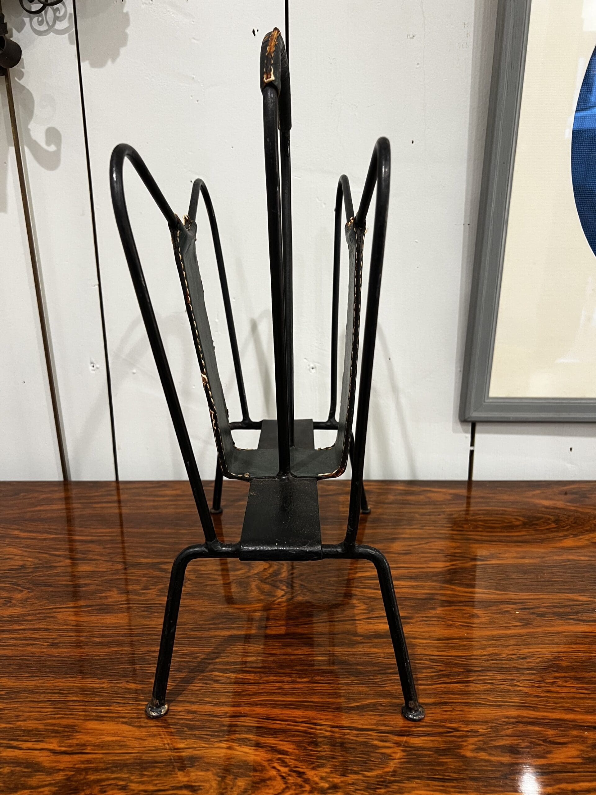 Porte-revues Jacques Adnet en cuir et métal – Élégance Art Déco intemporelle