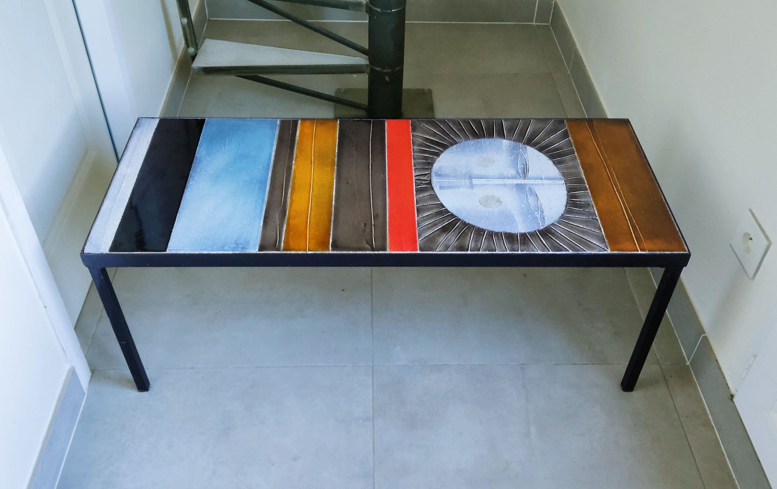 Table soleil Capron – Table basse en céramique et métal (1975)