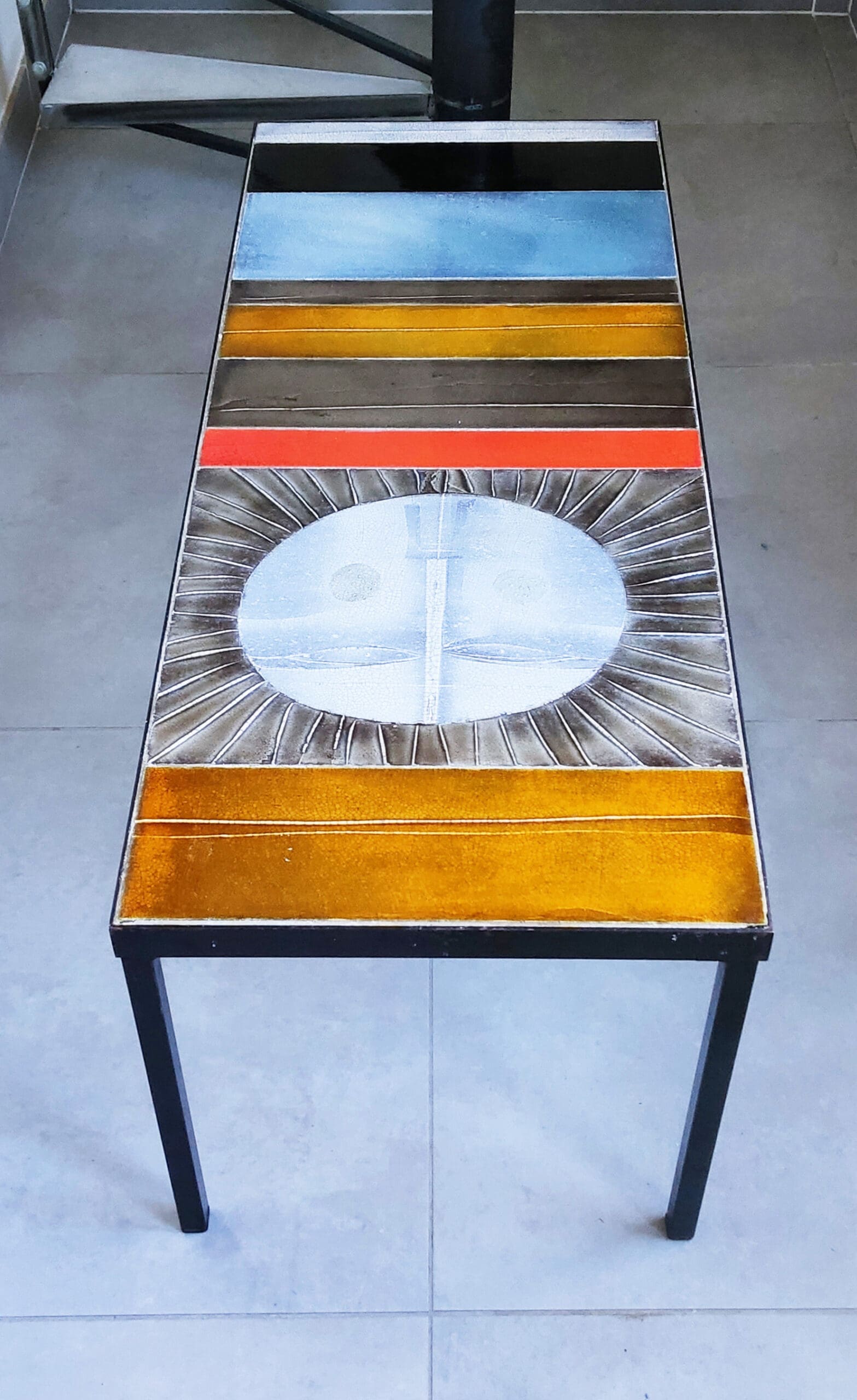 Table soleil Capron – Table basse en céramique et métal (1975)