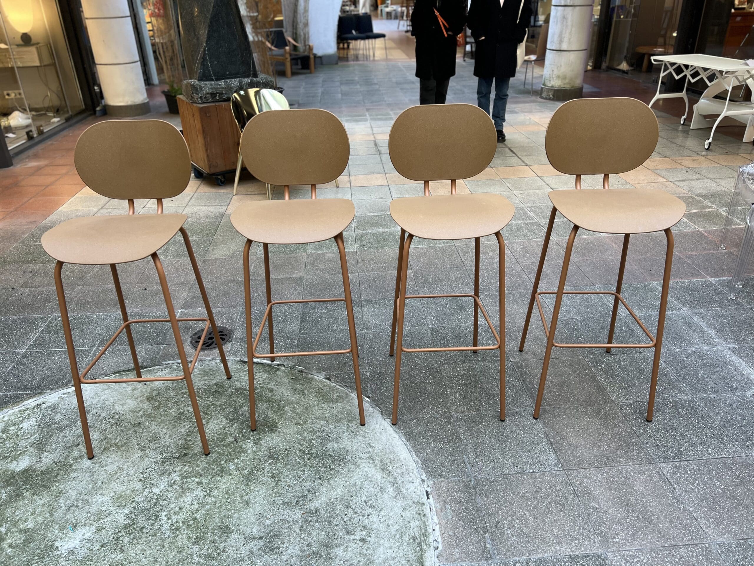 Tabouret bar Hari Ondarreta – Design minimaliste en métal et polypropylène terracotta