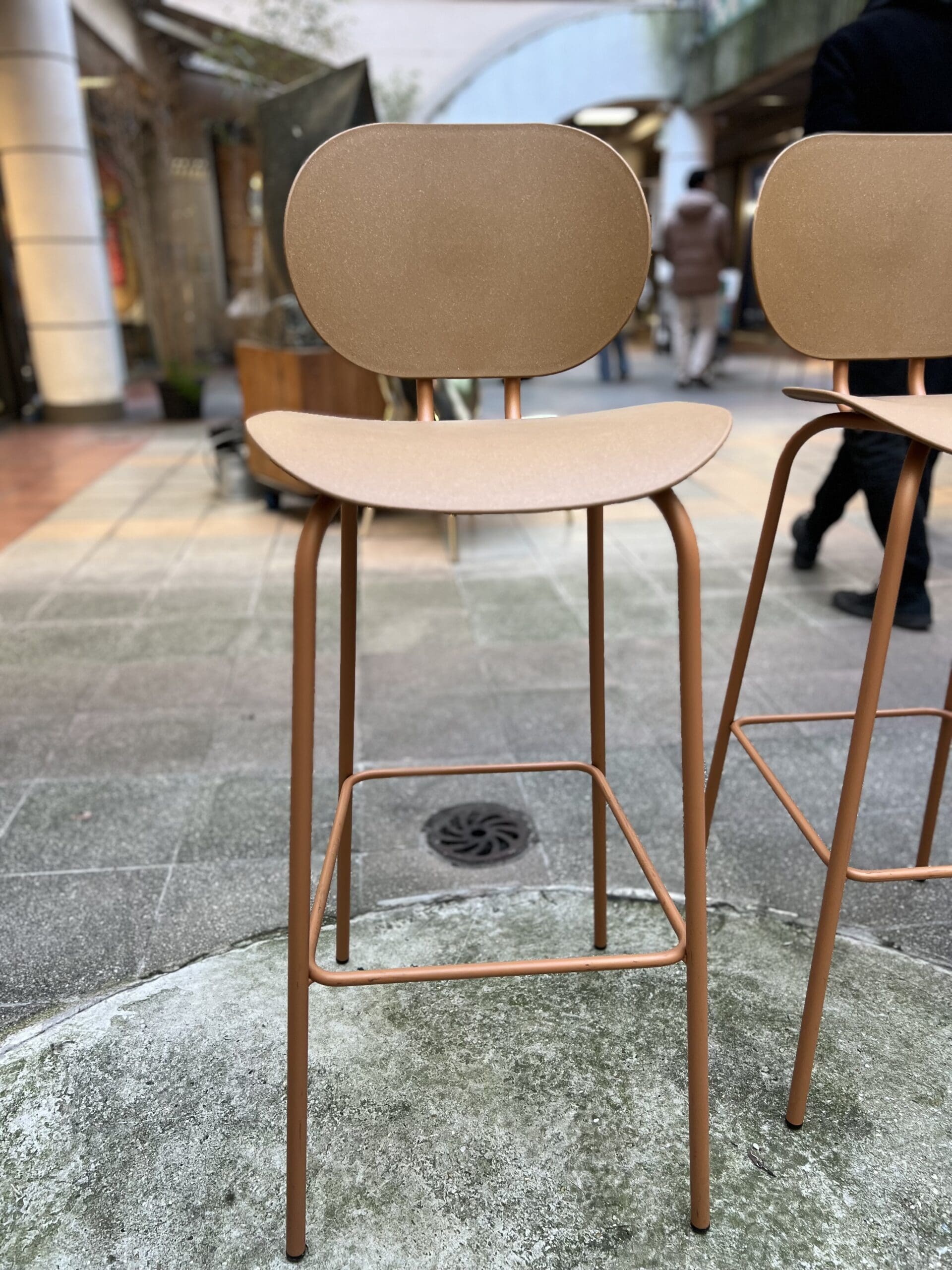 Tabouret bar Hari Ondarreta – Design minimaliste en métal et polypropylène terracotta